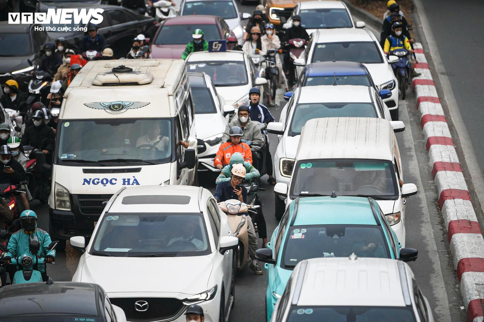Cận Tết, ô tô chiếm trọn 6 làn đường Hà Nội, xe máy ‘leo’ vỉa hè né tắc - 12