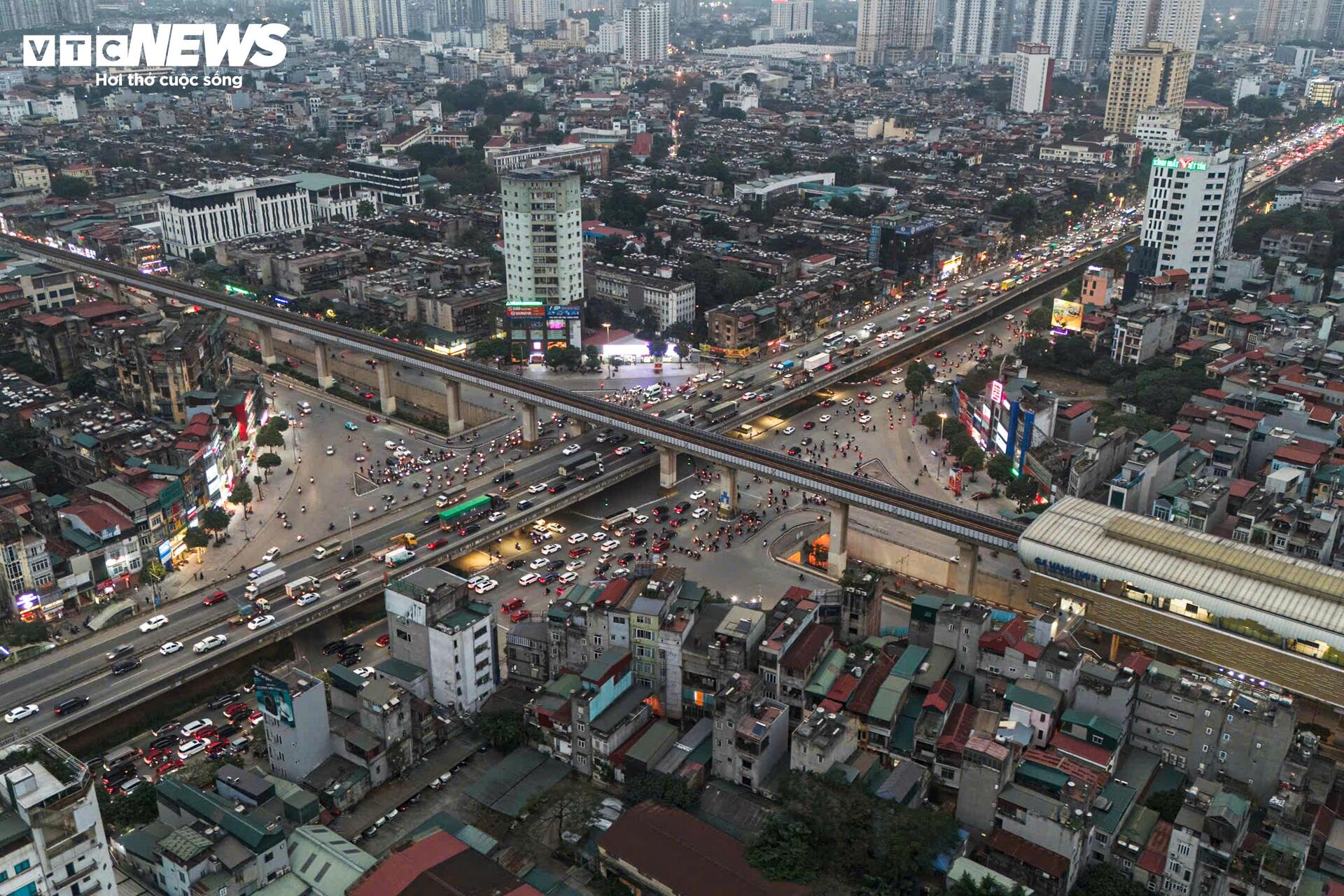 Cận Tết, ô tô chiếm trọn 6 làn đường Hà Nội, xe máy ‘leo’ vỉa hè né tắc - 16