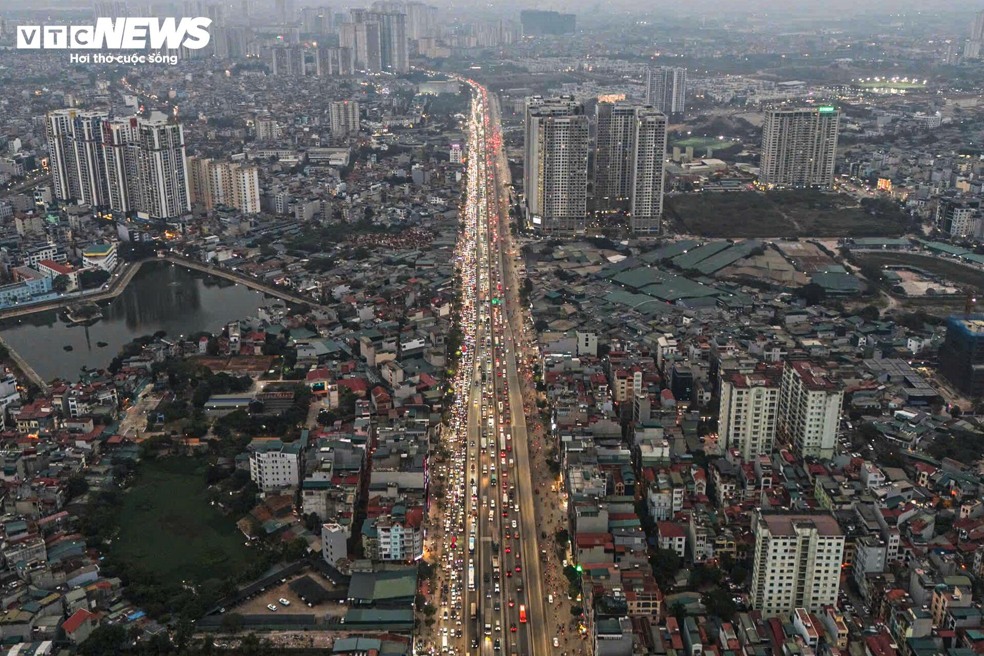 Cận Tết, ô tô chiếm trọn 6 làn đường Hà Nội, xe máy ‘leo’ vỉa hè né tắc - 17