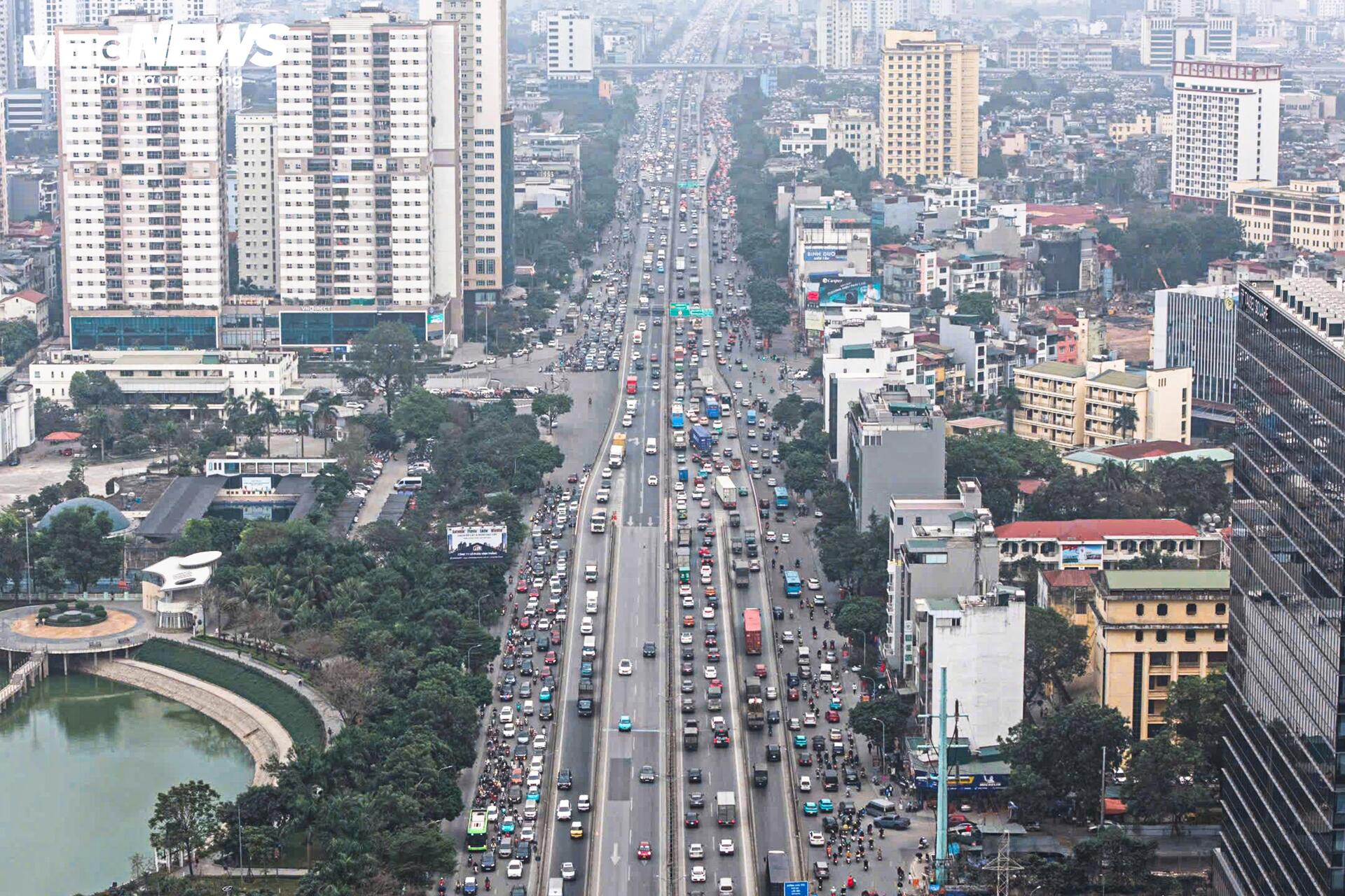 Cận Tết, ô tô chiếm trọn 6 làn đường Hà Nội, xe máy ‘leo’ vỉa hè né tắc - 1