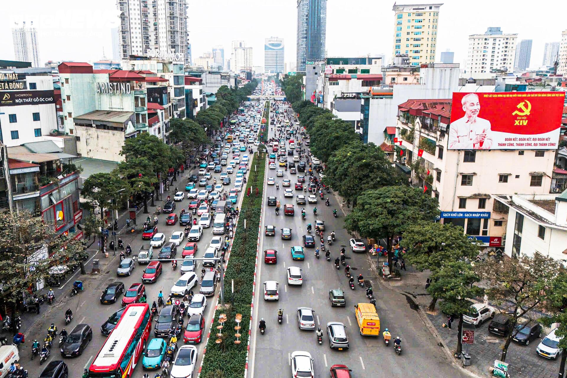 Cận Tết, ô tô chiếm trọn 6 làn đường Hà Nội, xe máy ‘leo’ vỉa hè né tắc - 2