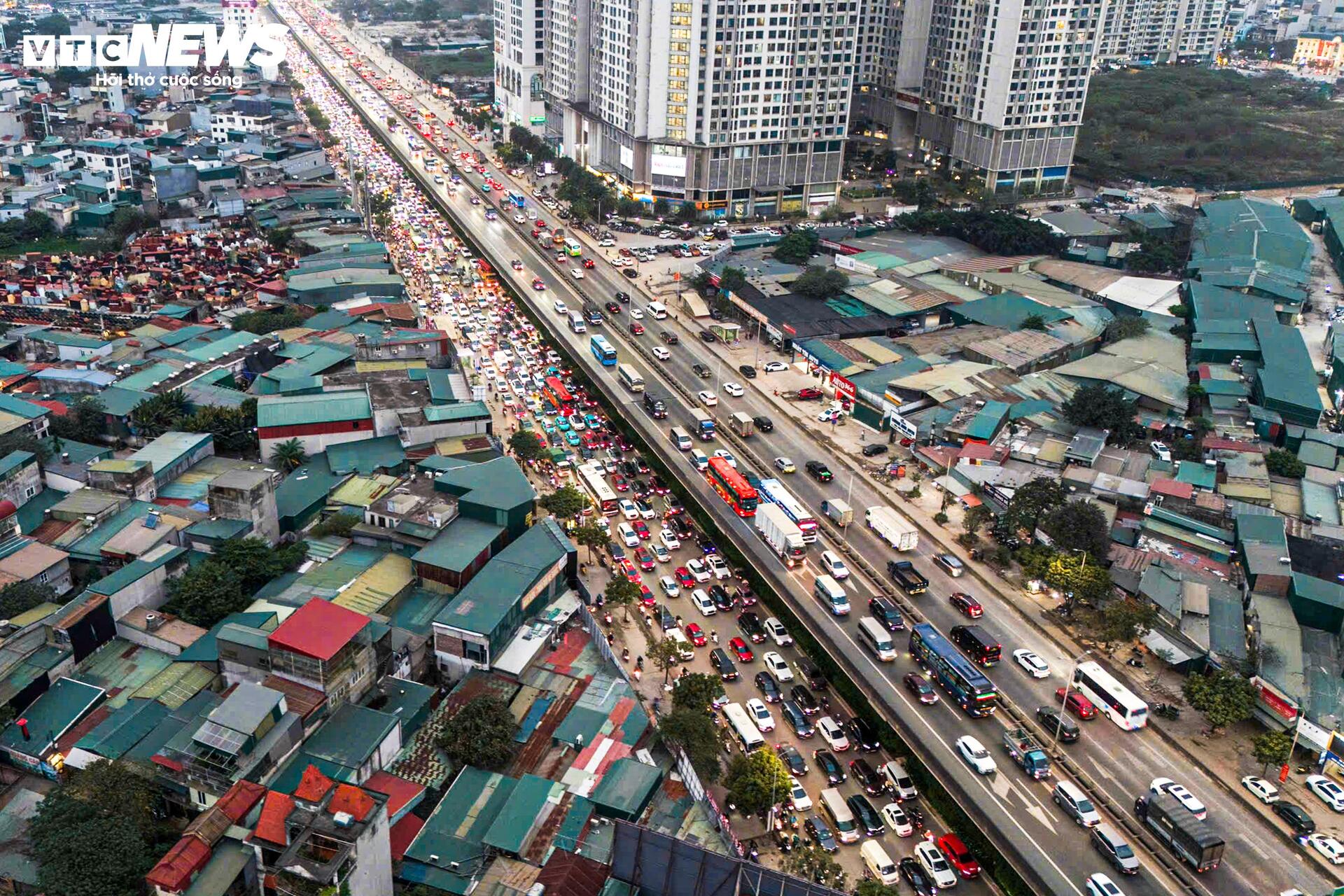 Cận Tết, ô tô chiếm trọn 6 làn đường Hà Nội, xe máy ‘leo’ vỉa hè né tắc - 15