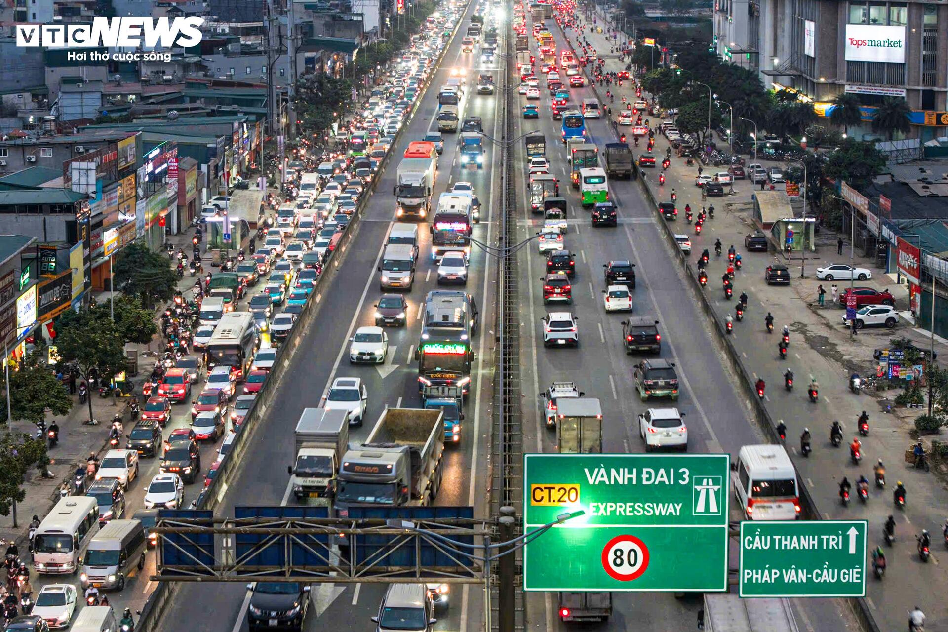 Cận Tết, ô tô chiếm trọn 6 làn đường Hà Nội, xe máy ‘leo’ vỉa hè né tắc - 4