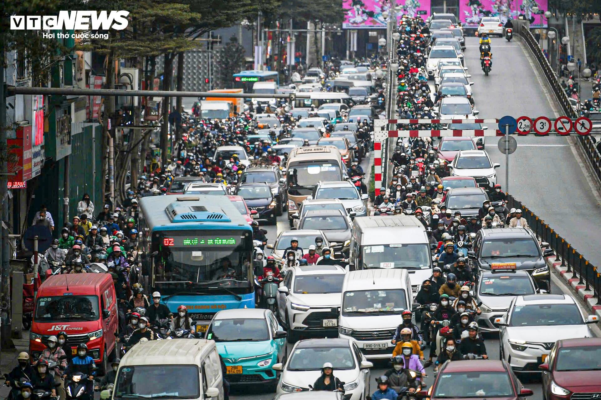 Cận Tết, ô tô chiếm trọn 6 làn đường Hà Nội, xe máy ‘leo’ vỉa hè né tắc - 5