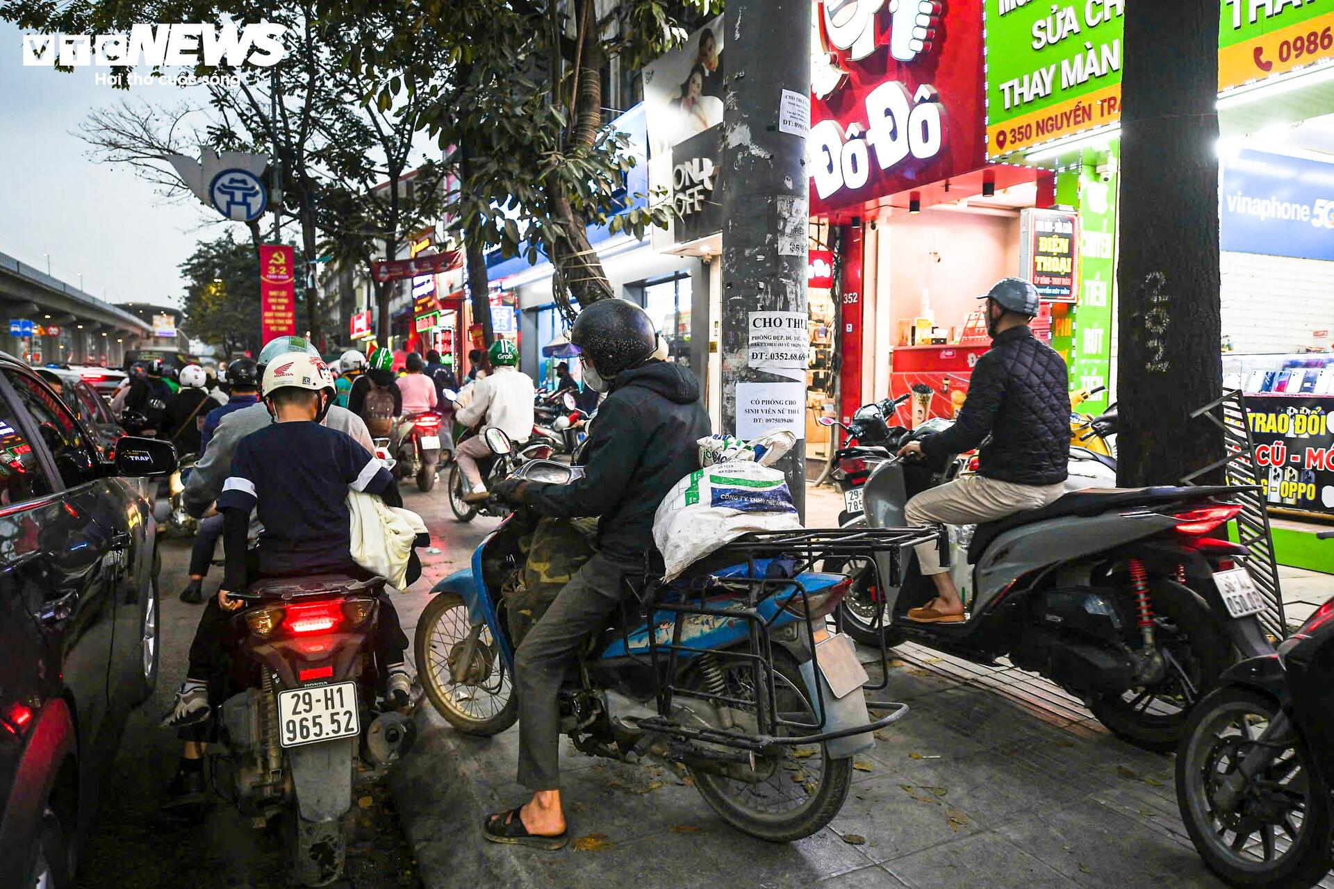 Cận Tết, ô tô chiếm trọn 6 làn đường Hà Nội, xe máy ‘leo’ vỉa hè né tắc - 7