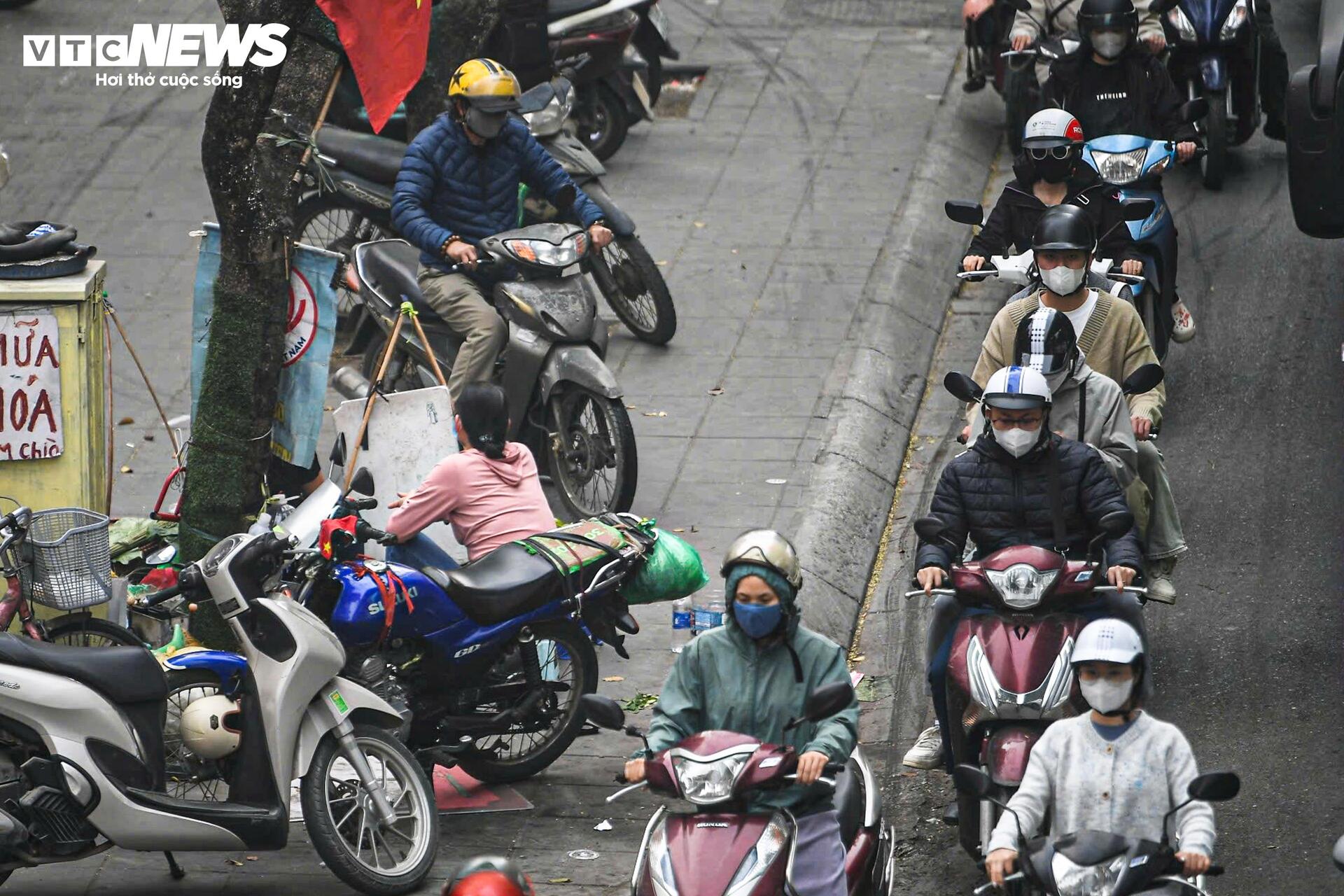 Cận Tết, ô tô chiếm trọn 6 làn đường Hà Nội, xe máy ‘leo’ vỉa hè né tắc - 6