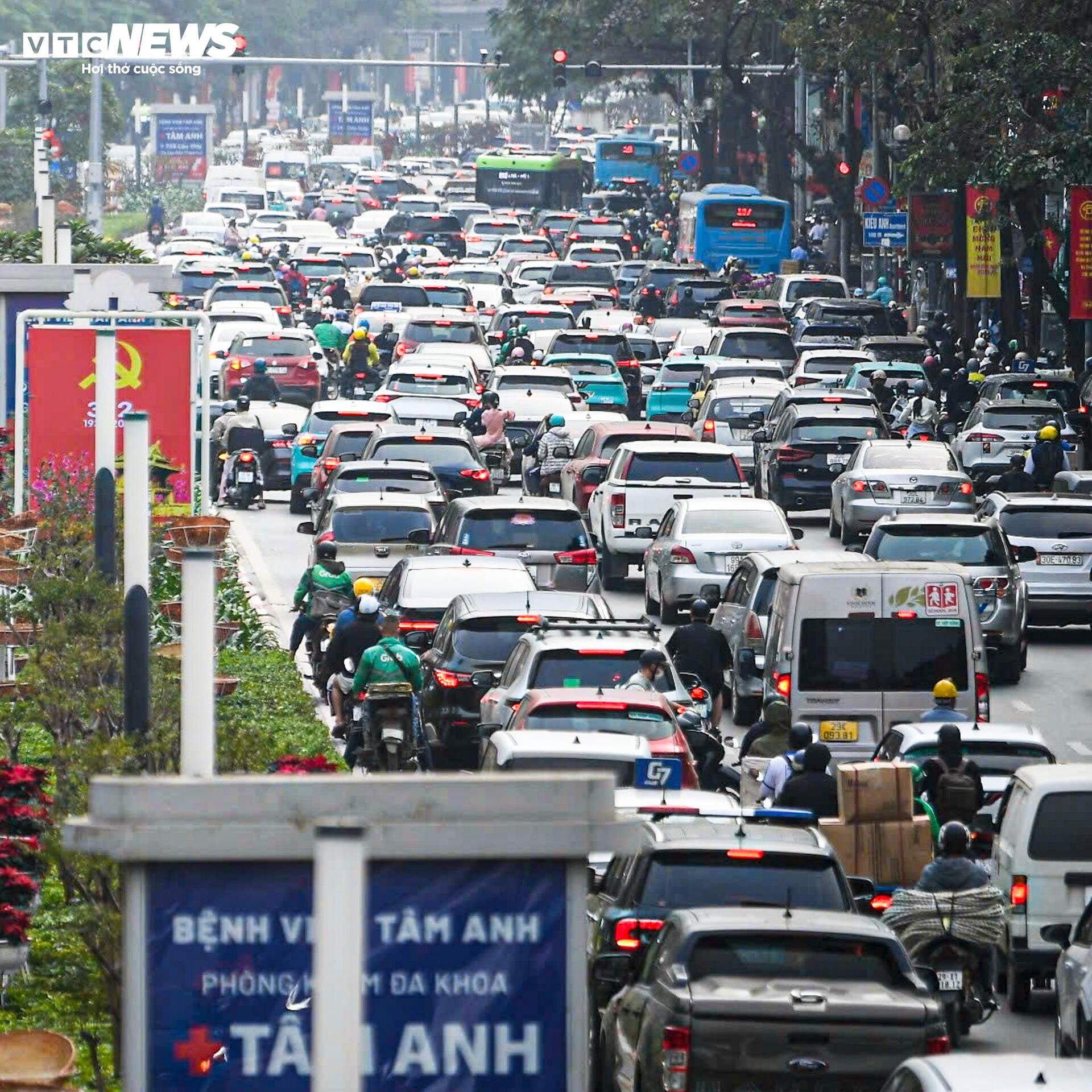 Cận Tết, ô tô chiếm trọn 6 làn đường Hà Nội, xe máy ‘leo’ vỉa hè né tắc - 8
