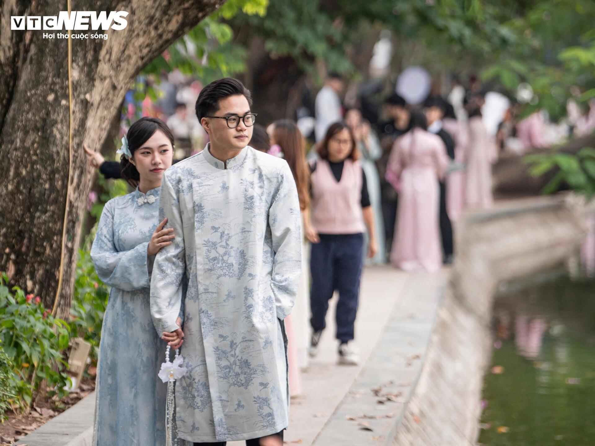 Thiếu nữ Hà Nội diện áo dài, chụp ảnh bên hồ Gươm dịp cuối năm - 9