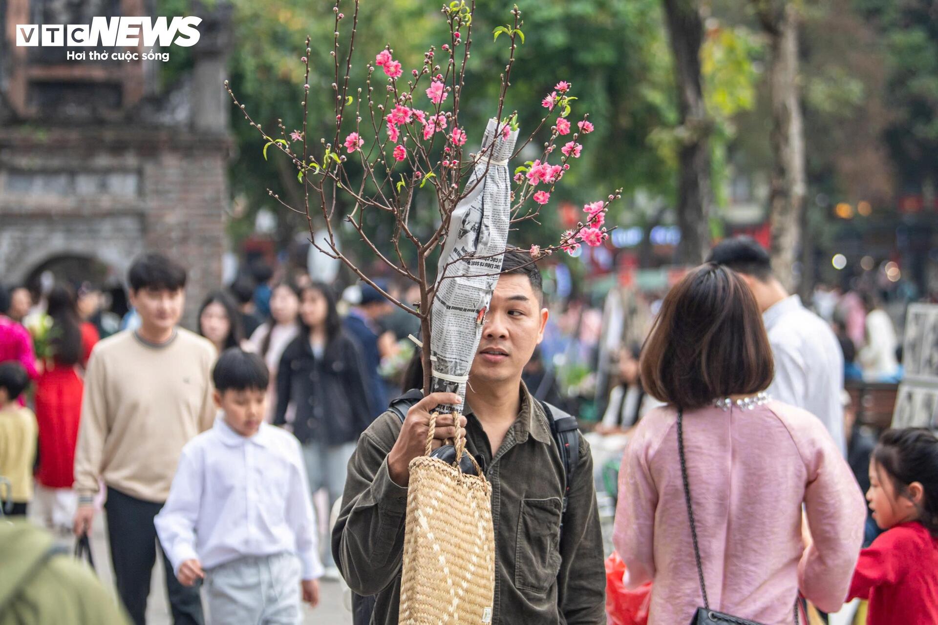 Thiếu nữ Hà Nội diện áo dài, chụp ảnh bên hồ Gươm dịp cuối năm - 10