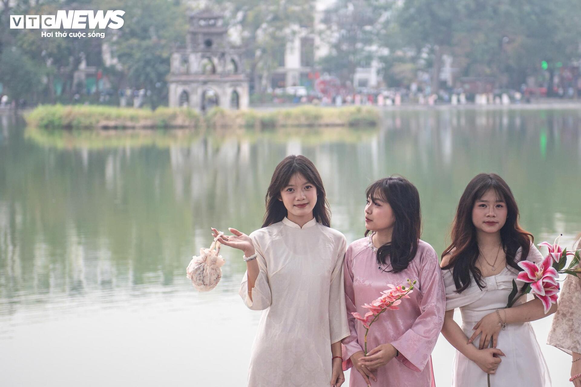 Thiếu nữ Hà Nội diện áo dài, chụp ảnh bên hồ Gươm dịp cuối năm - 8