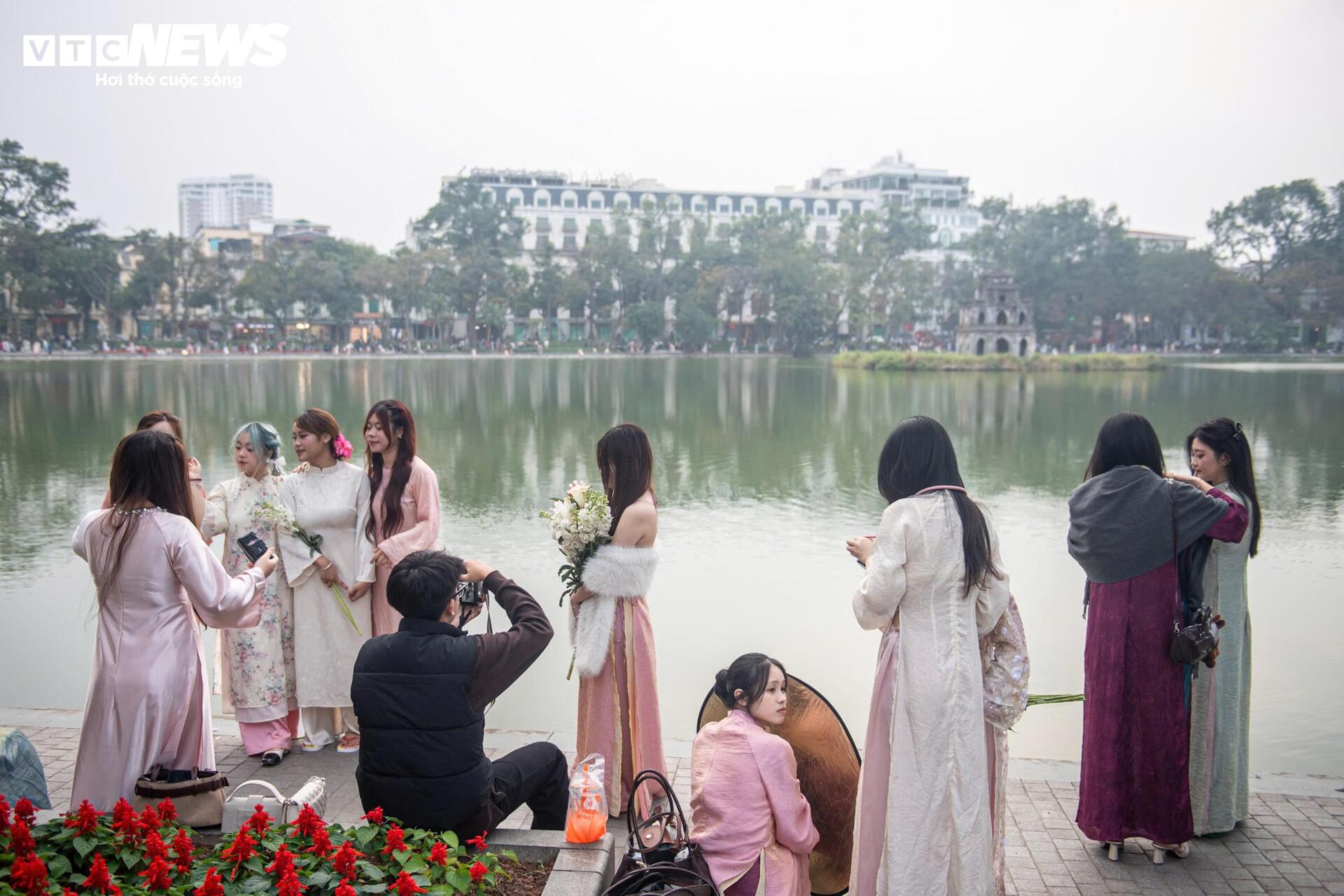 Thiếu nữ Hà Nội diện áo dài, chụp ảnh bên hồ Gươm dịp cuối năm - 1