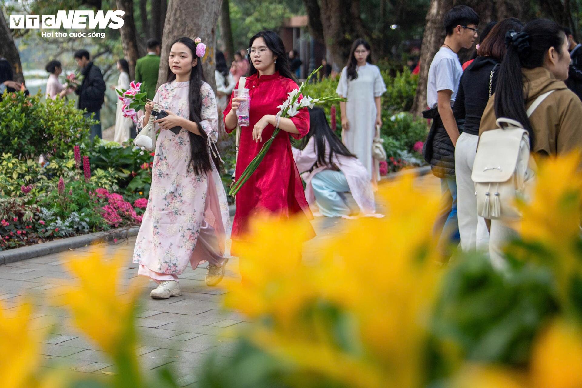 Thiếu nữ Hà Nội diện áo dài, chụp ảnh bên hồ Gươm dịp cuối năm - 2