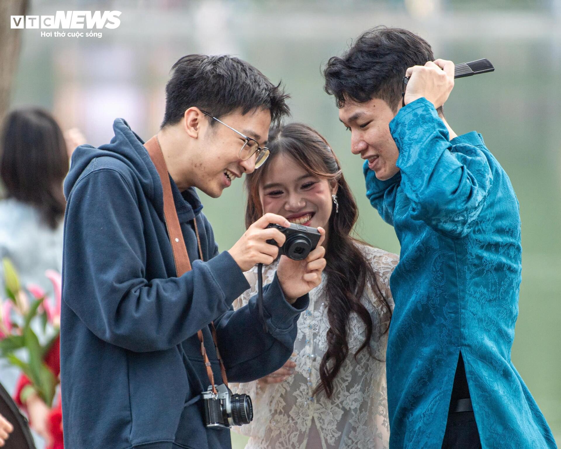 Thiếu nữ Hà Nội diện áo dài, chụp ảnh bên hồ Gươm dịp cuối năm - 3