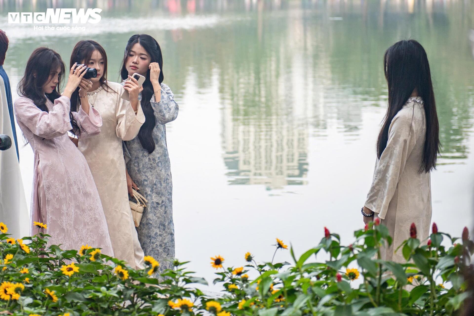 Thiếu nữ Hà Nội diện áo dài, chụp ảnh bên hồ Gươm dịp cuối năm - 6