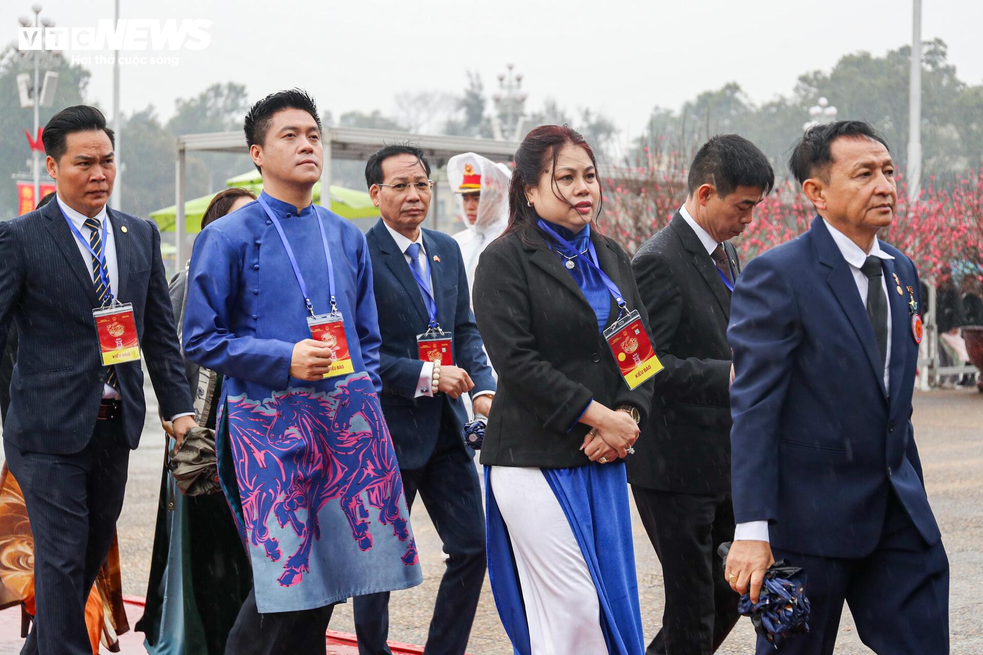 Chủ tịch nước và Phu nhân cùng kiều bào thả cá chép tiễn ông Công, ông Táo - 11