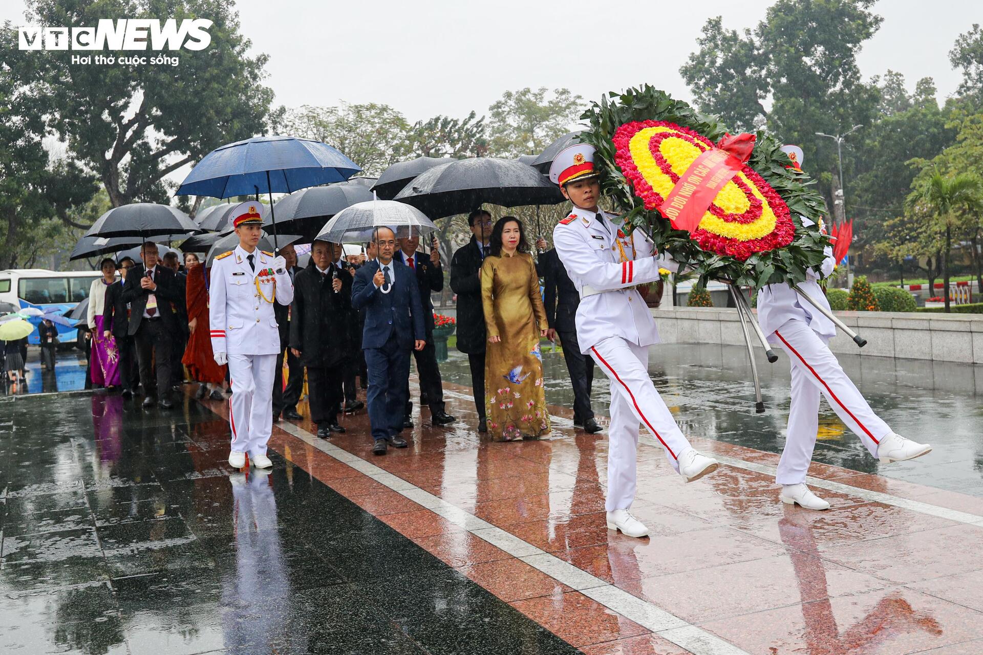 Chủ tịch nước và Phu nhân cùng kiều bào thả cá chép tiễn ông Công, ông Táo - 12
