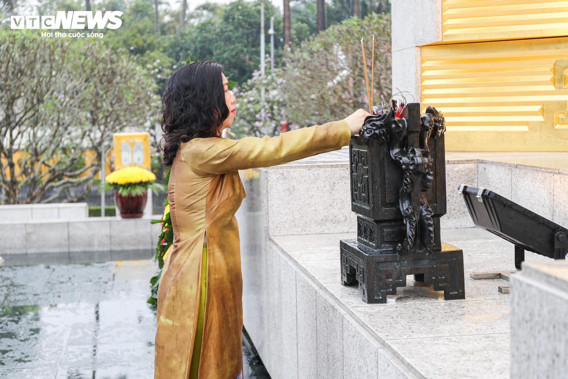 Chủ tịch nước và Phu nhân cùng kiều bào thả cá chép tiễn ông Công, ông Táo - 13