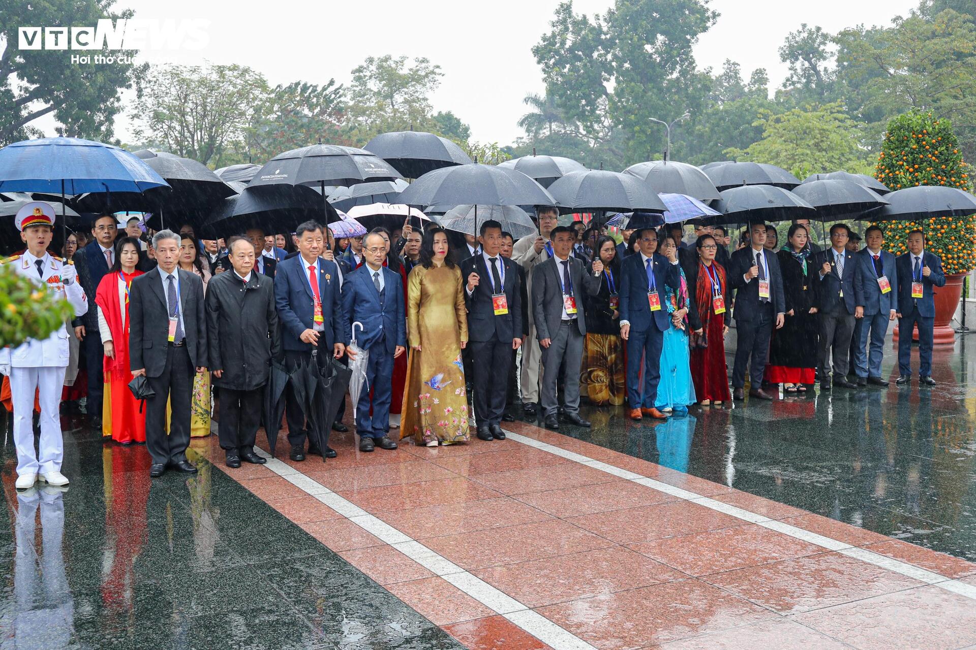 Chủ tịch nước và Phu nhân cùng kiều bào thả cá chép tiễn ông Công, ông Táo - 14