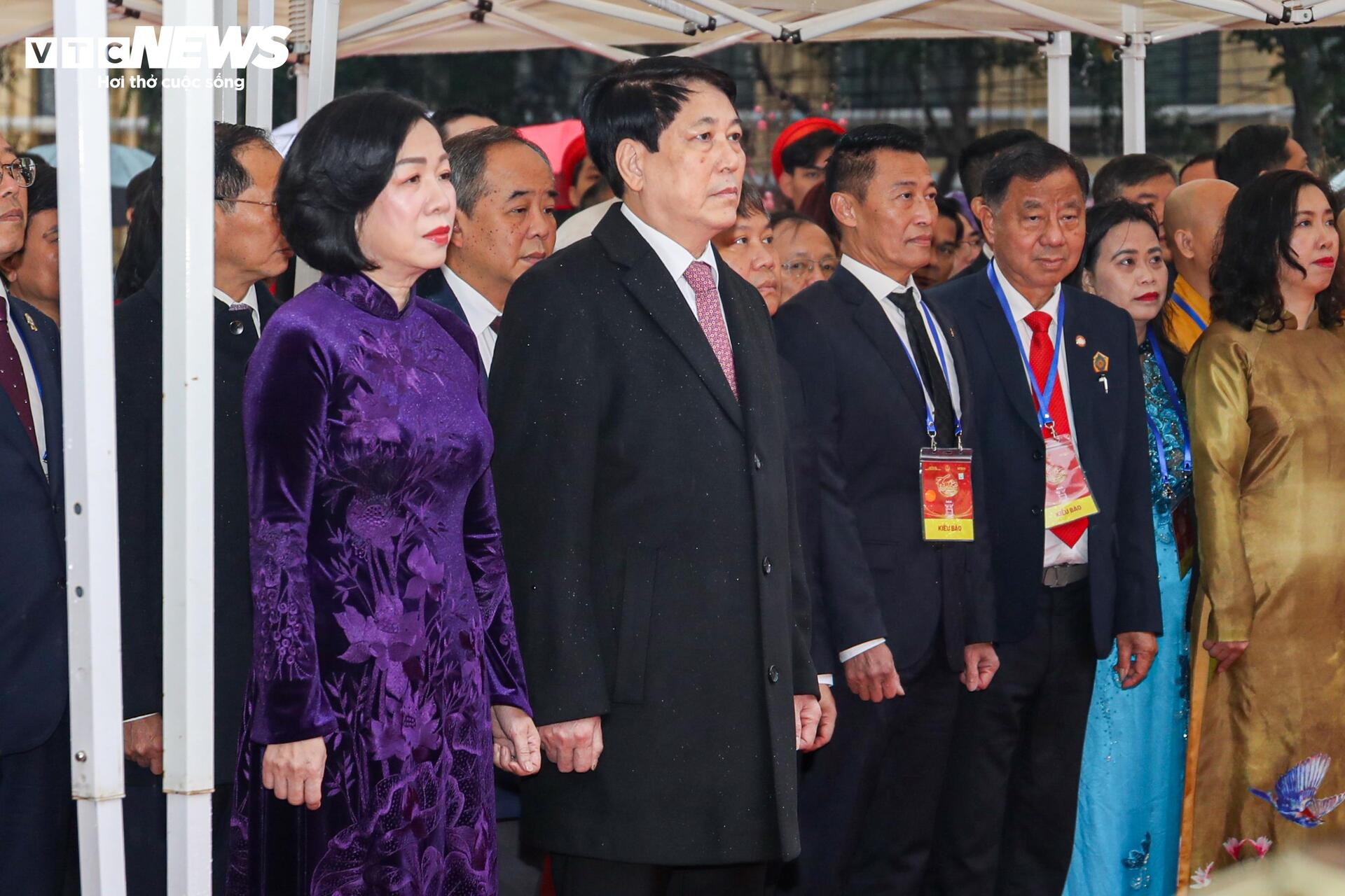 Chủ tịch nước và Phu nhân cùng kiều bào thả cá chép tiễn ông Công, ông Táo - 2