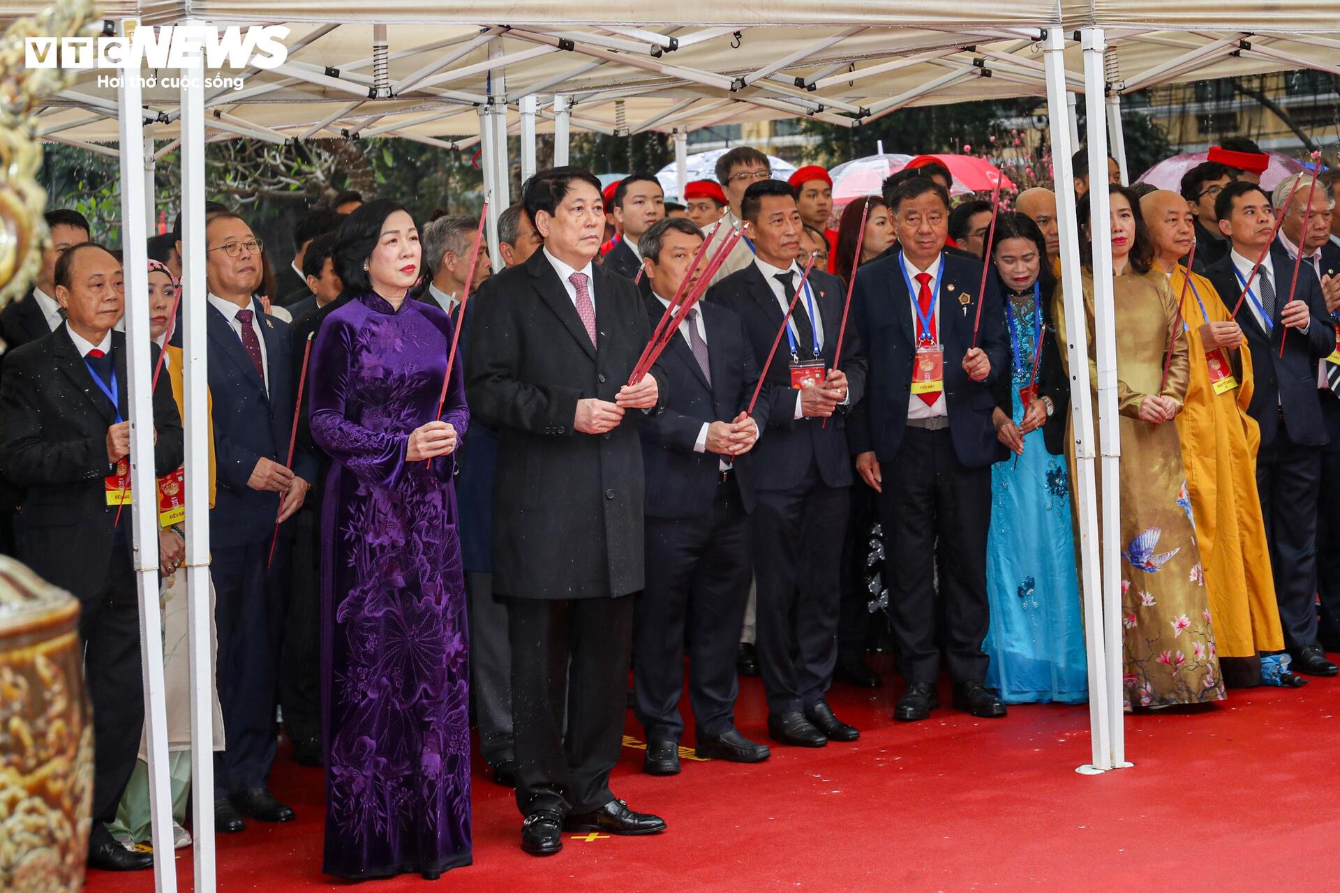 Chủ tịch nước và Phu nhân cùng kiều bào thả cá chép tiễn ông Công, ông Táo - 1