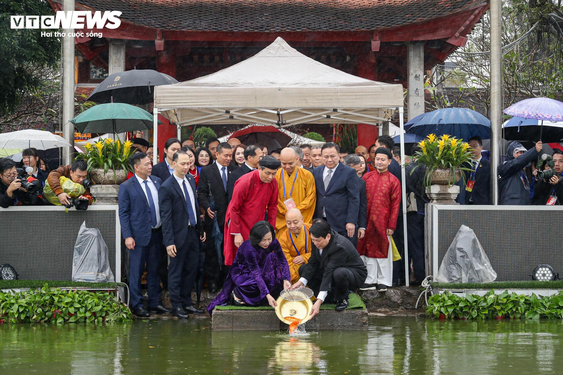 Chủ tịch nước và Phu nhân cùng kiều bào thả cá chép tiễn ông Công, ông Táo - 4