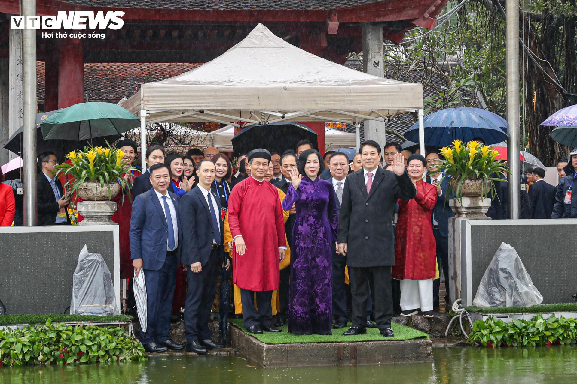 Chủ tịch nước và Phu nhân cùng kiều bào thả cá chép tiễn ông Công, ông Táo - 5