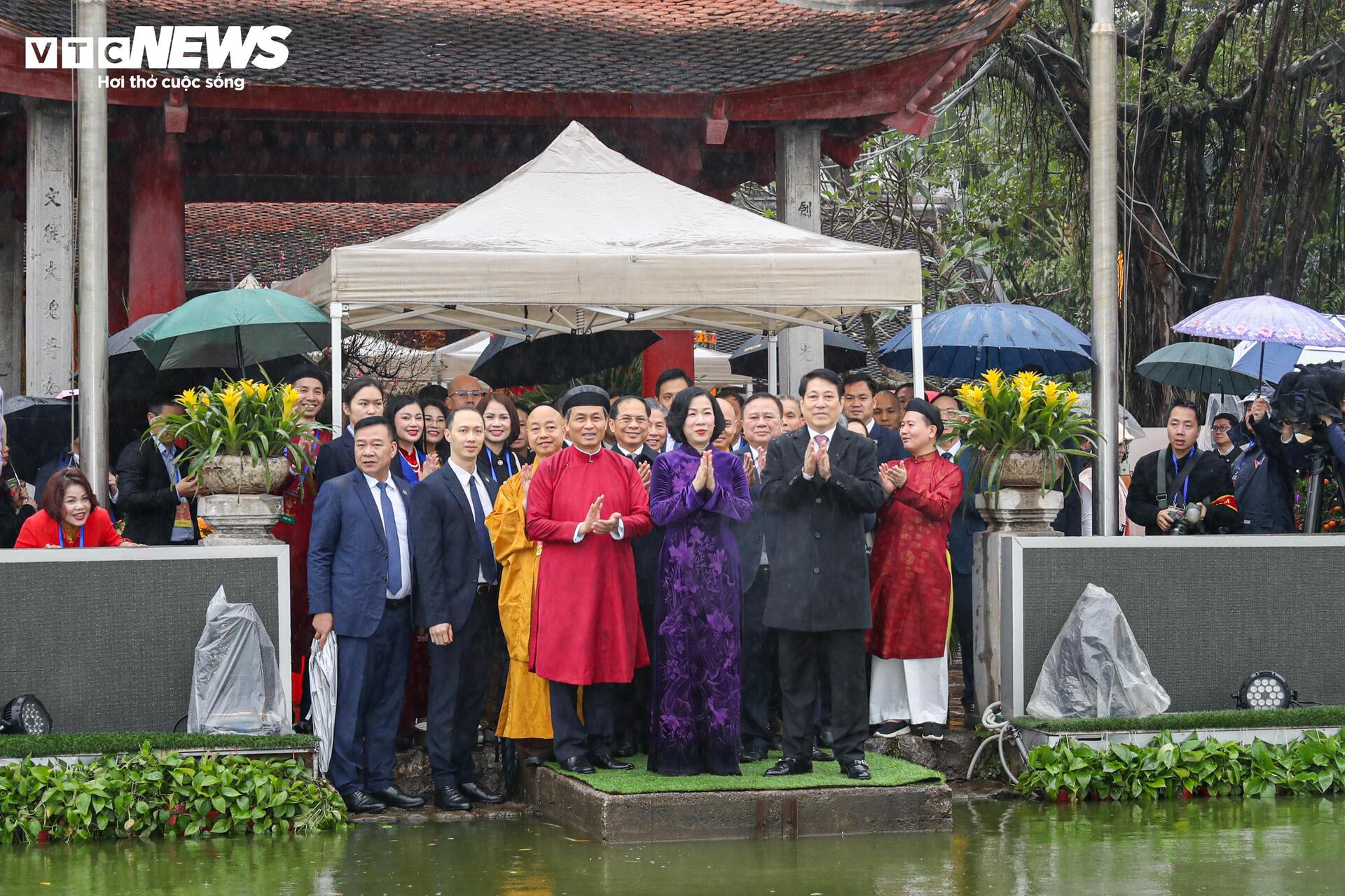 Chủ tịch nước và Phu nhân cùng kiều bào thả cá chép tiễn ông Công, ông Táo - 6