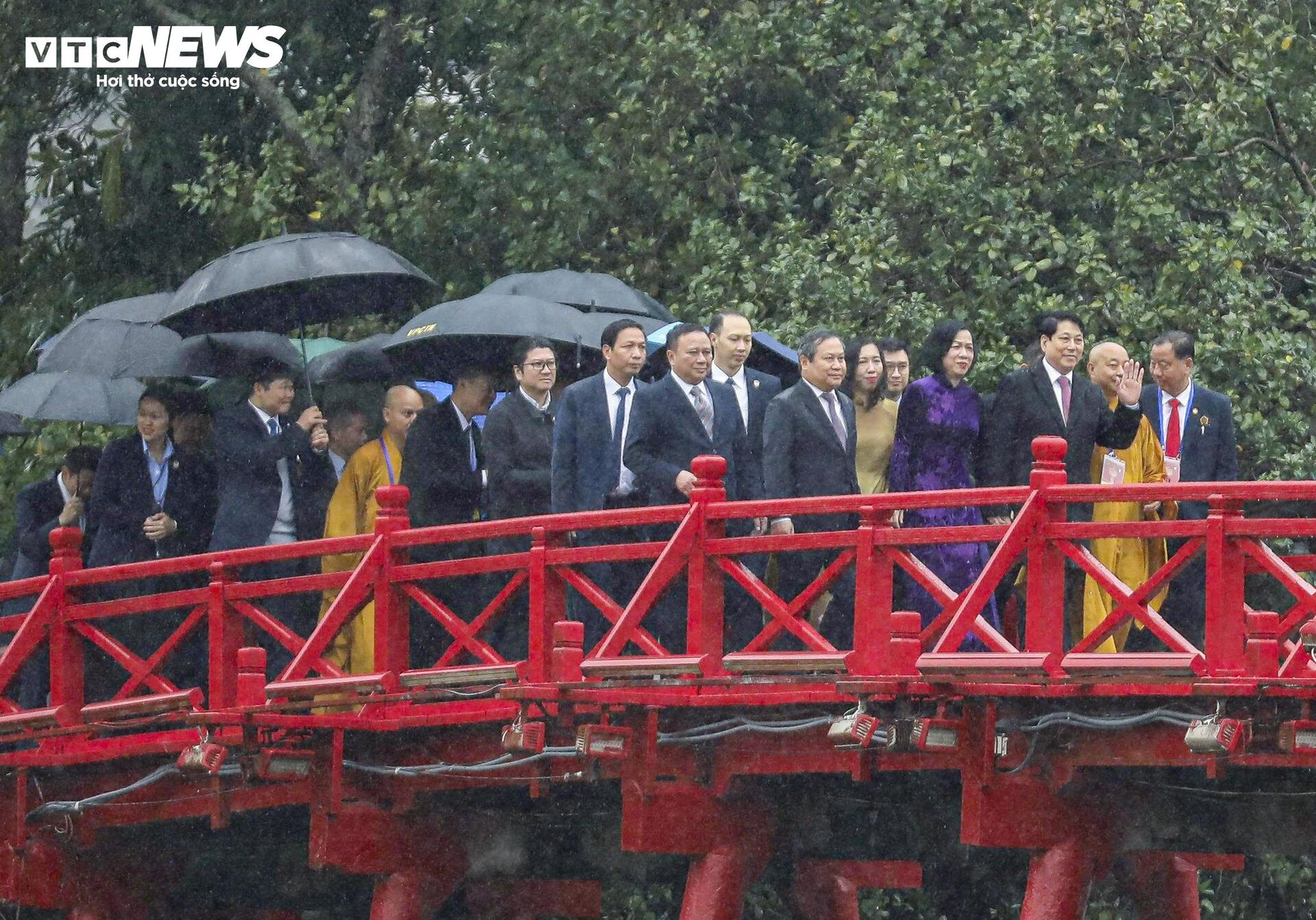 Chủ tịch nước và Phu nhân cùng kiều bào thả cá chép tiễn ông Công, ông Táo - 3