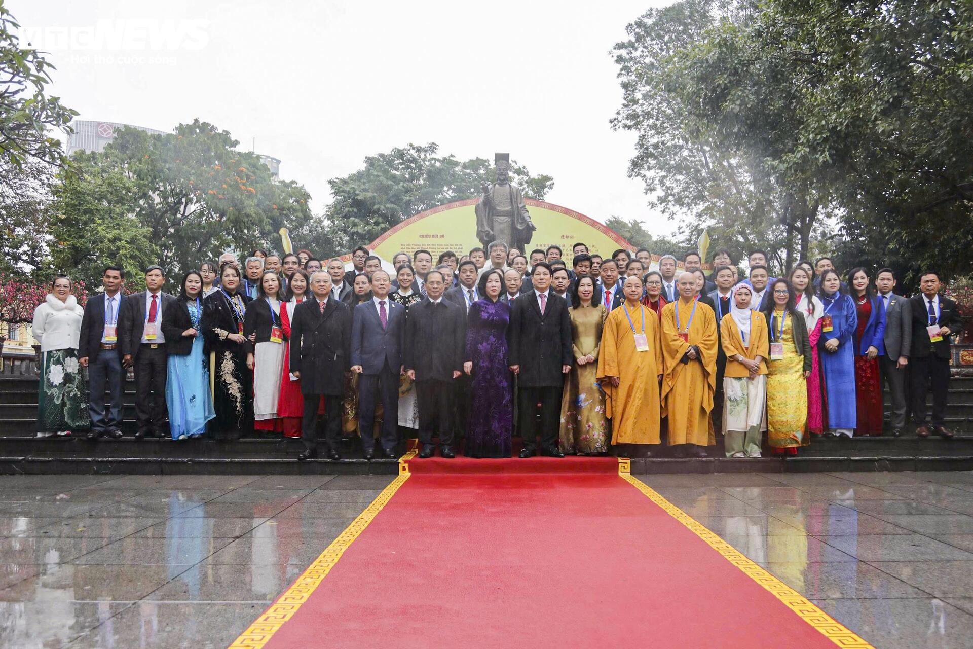 Chủ tịch nước và Phu nhân cùng kiều bào thả cá chép tiễn ông Công, ông Táo - 7