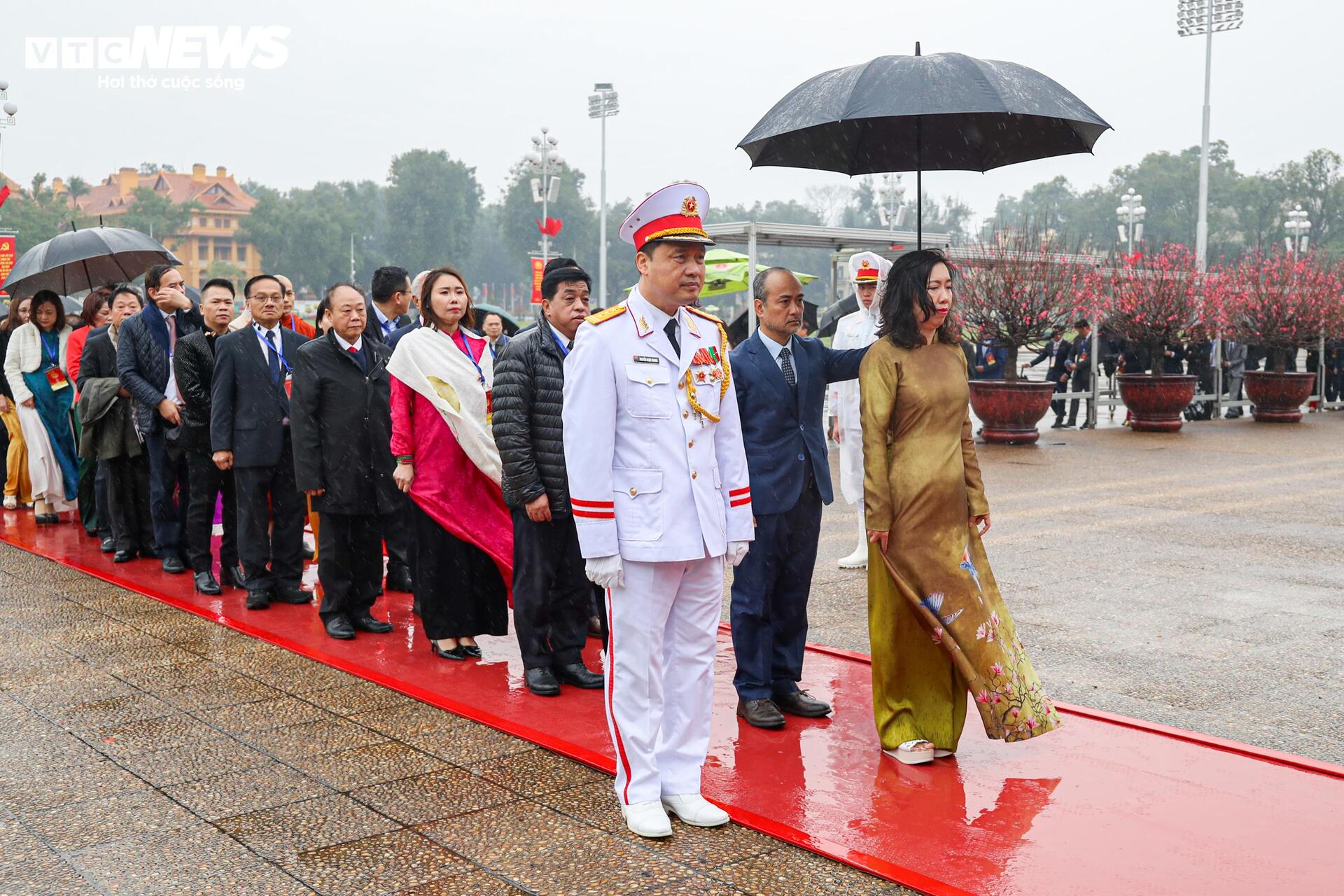 Chủ tịch nước và Phu nhân cùng kiều bào thả cá chép tiễn ông Công, ông Táo - 8