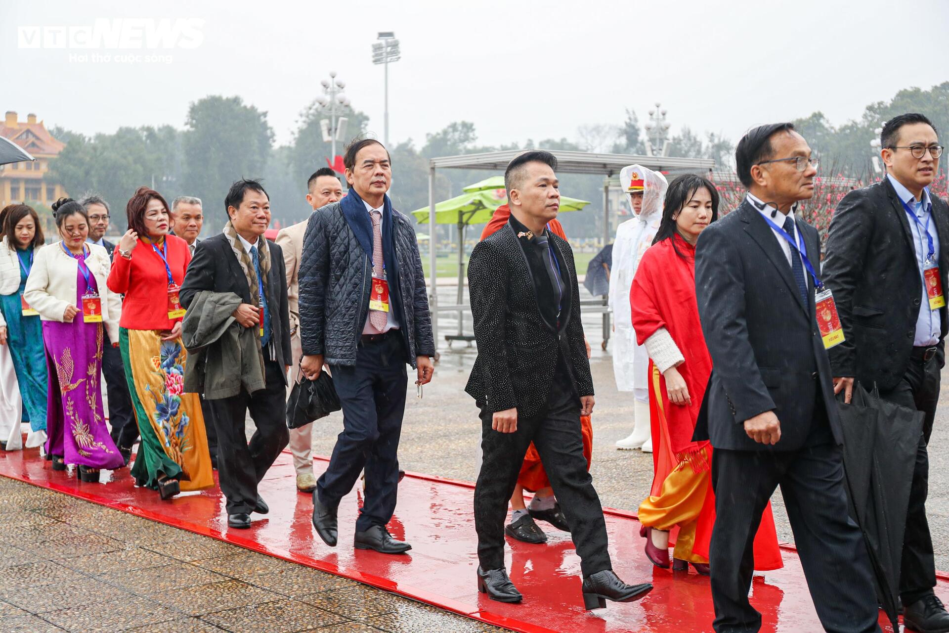 Chủ tịch nước và Phu nhân cùng kiều bào thả cá chép tiễn ông Công, ông Táo - 9