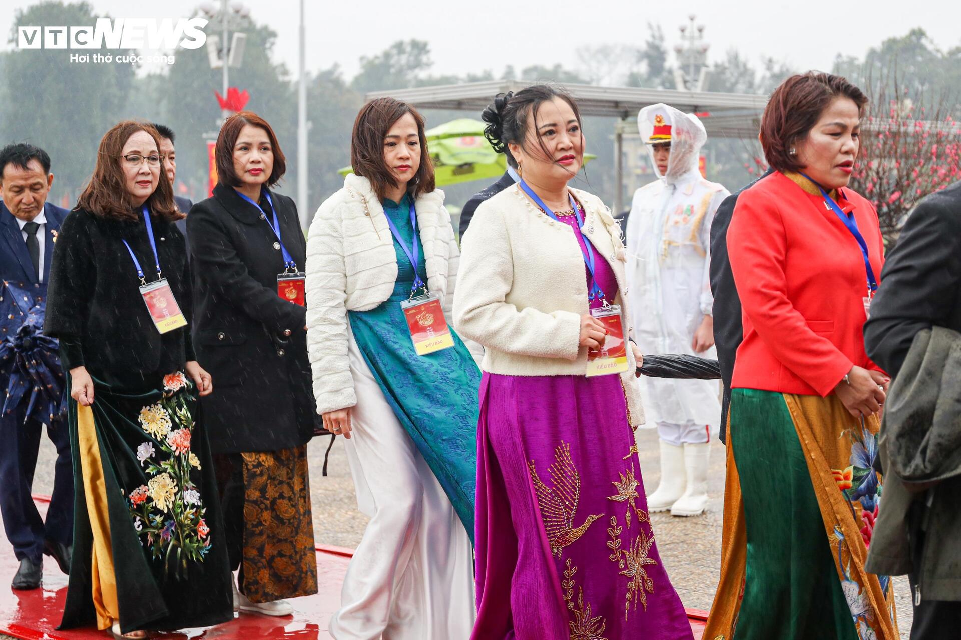 Chủ tịch nước và Phu nhân cùng kiều bào thả cá chép tiễn ông Công, ông Táo - 10