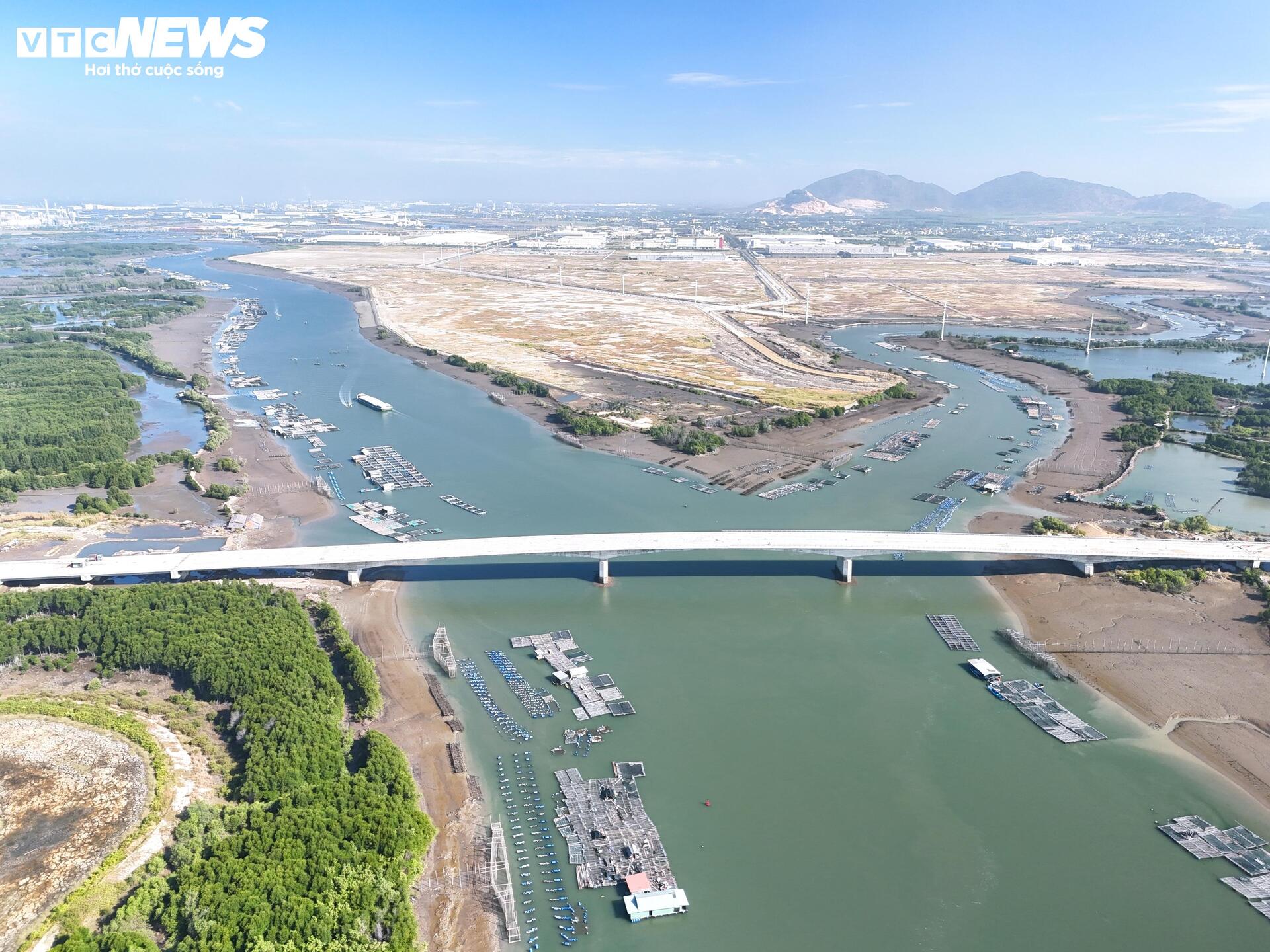 Hiện trạng đường nối siêu cảng Cái Mép với khu công nghiệp ở TP.HCM - Ảnh 10.