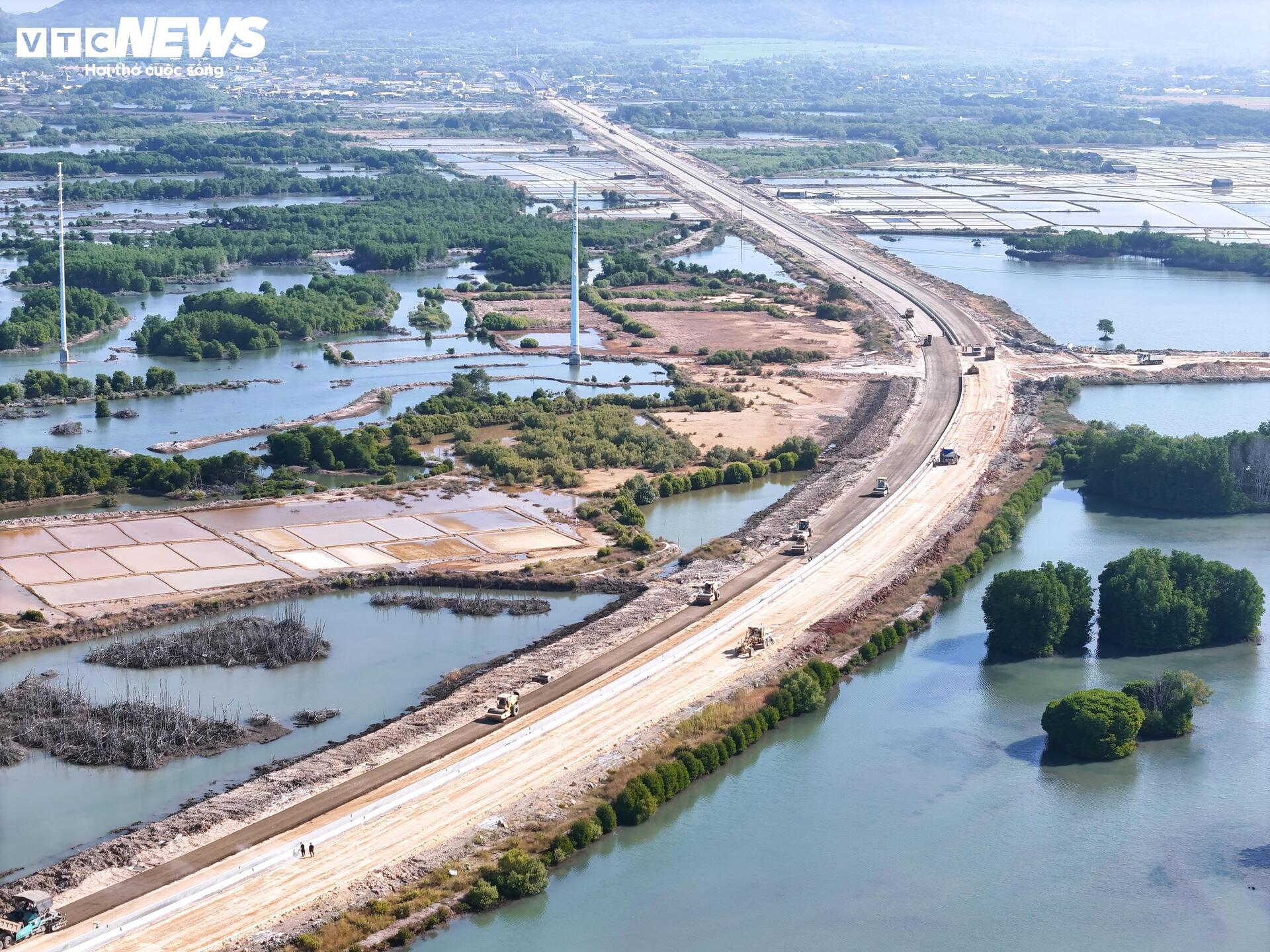 Hiện trạng đường nối siêu cảng Cái Mép với khu công nghiệp ở TP.HCM - Ảnh 6.