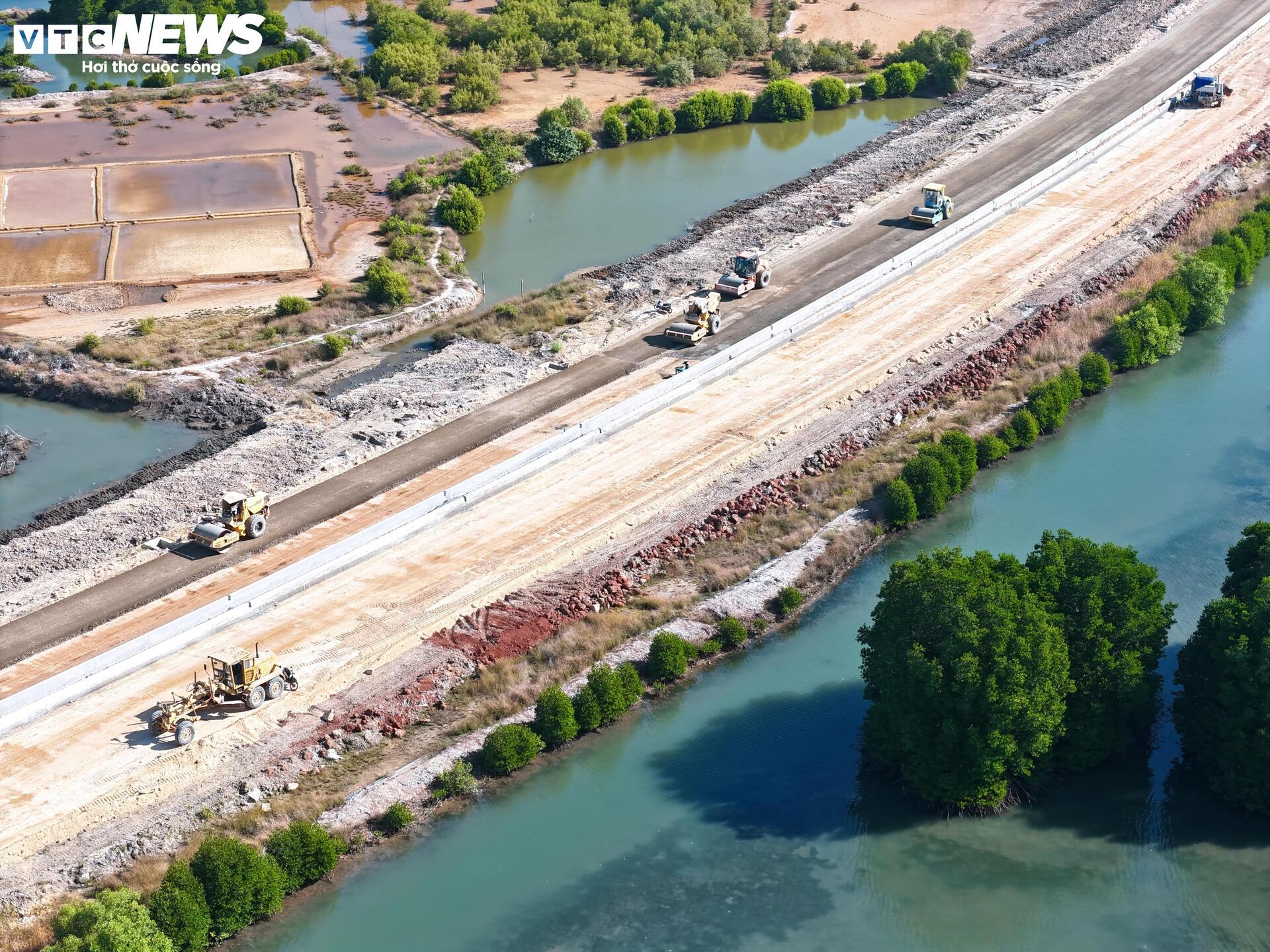 Hiện trạng đường nối siêu cảng Cái Mép với khu công nghiệp ở TP.HCM - Ảnh 4.