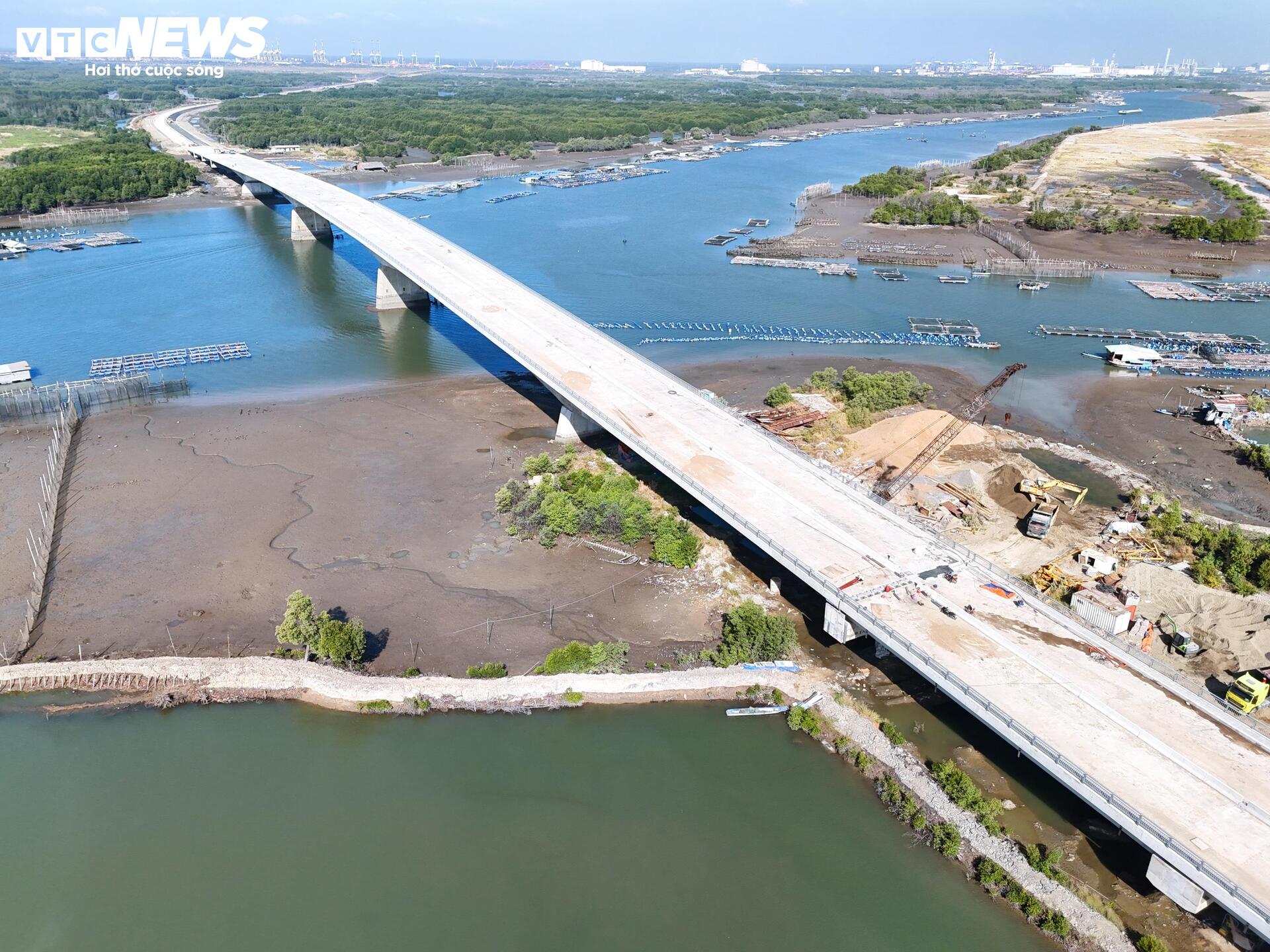 Hiện trạng đường nối siêu cảng Cái Mép với khu công nghiệp ở TP.HCM - Ảnh 8.