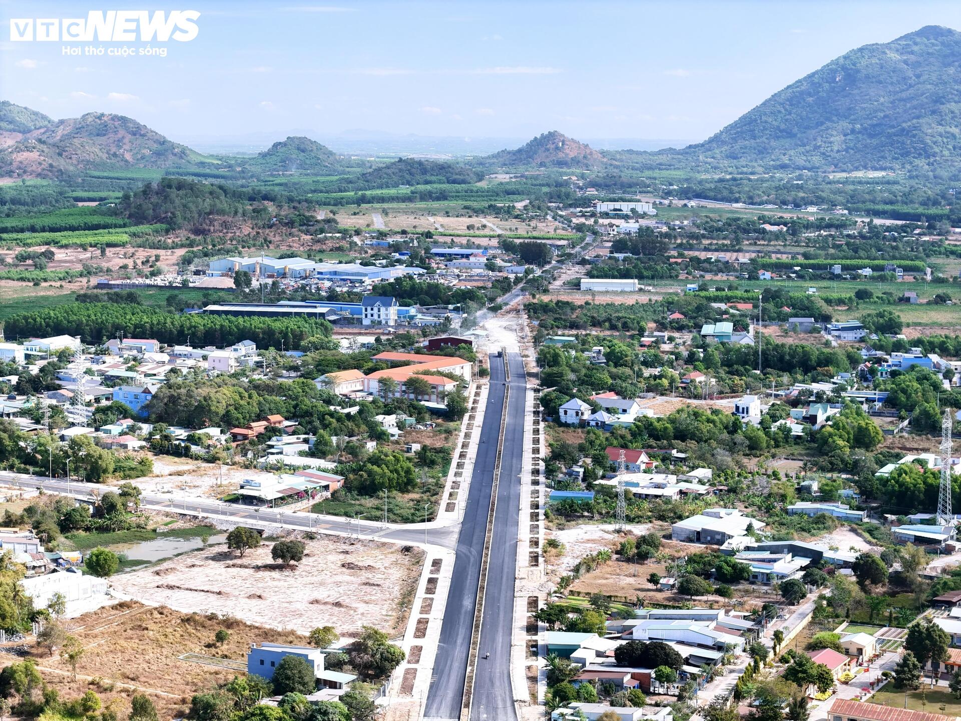 Hiện trạng đường nối siêu cảng Cái Mép với khu công nghiệp ở TP.HCM - Ảnh 13.