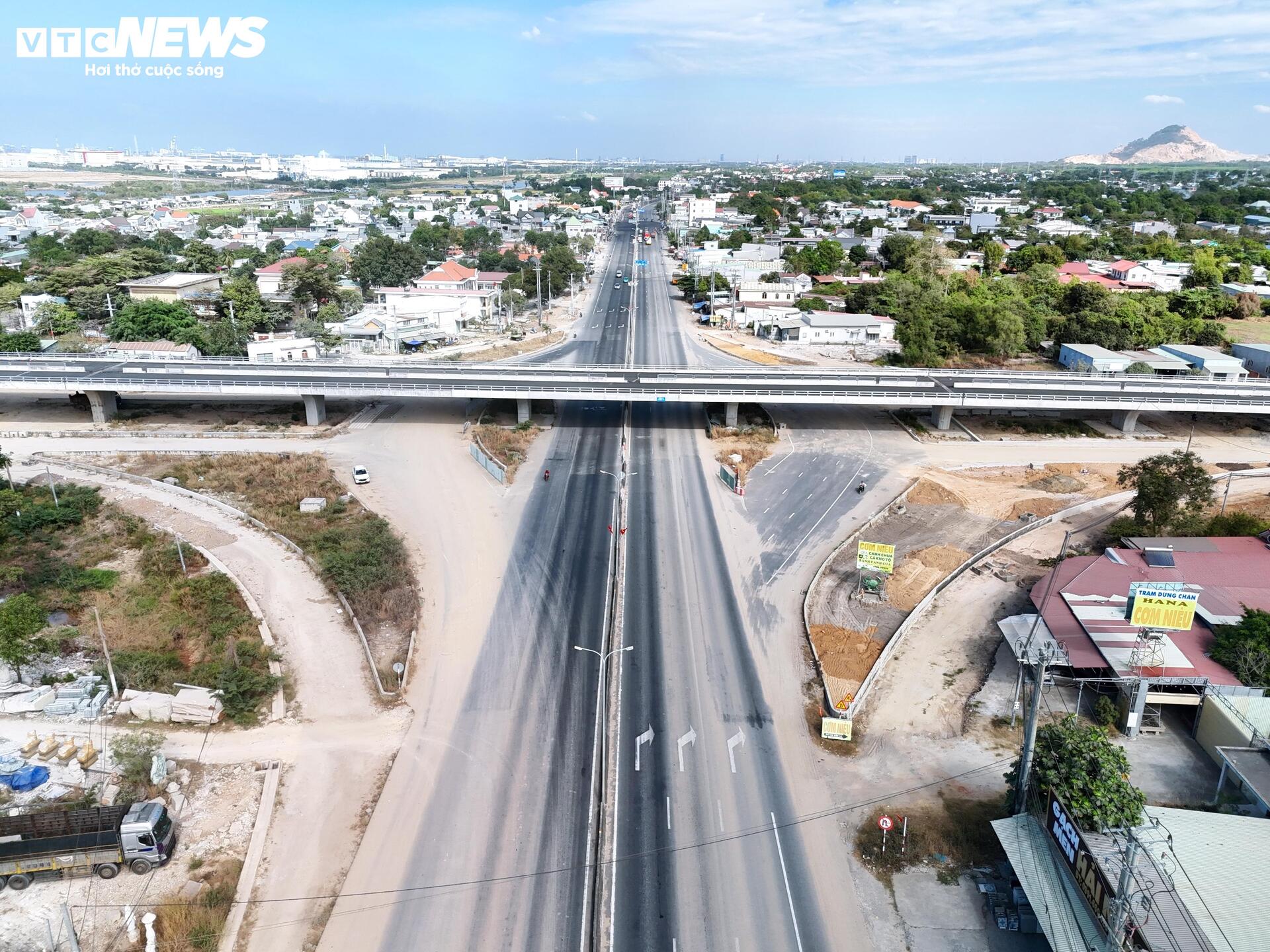 Hiện trạng đường nối siêu cảng Cái Mép với khu công nghiệp ở TP.HCM - Ảnh 11.
