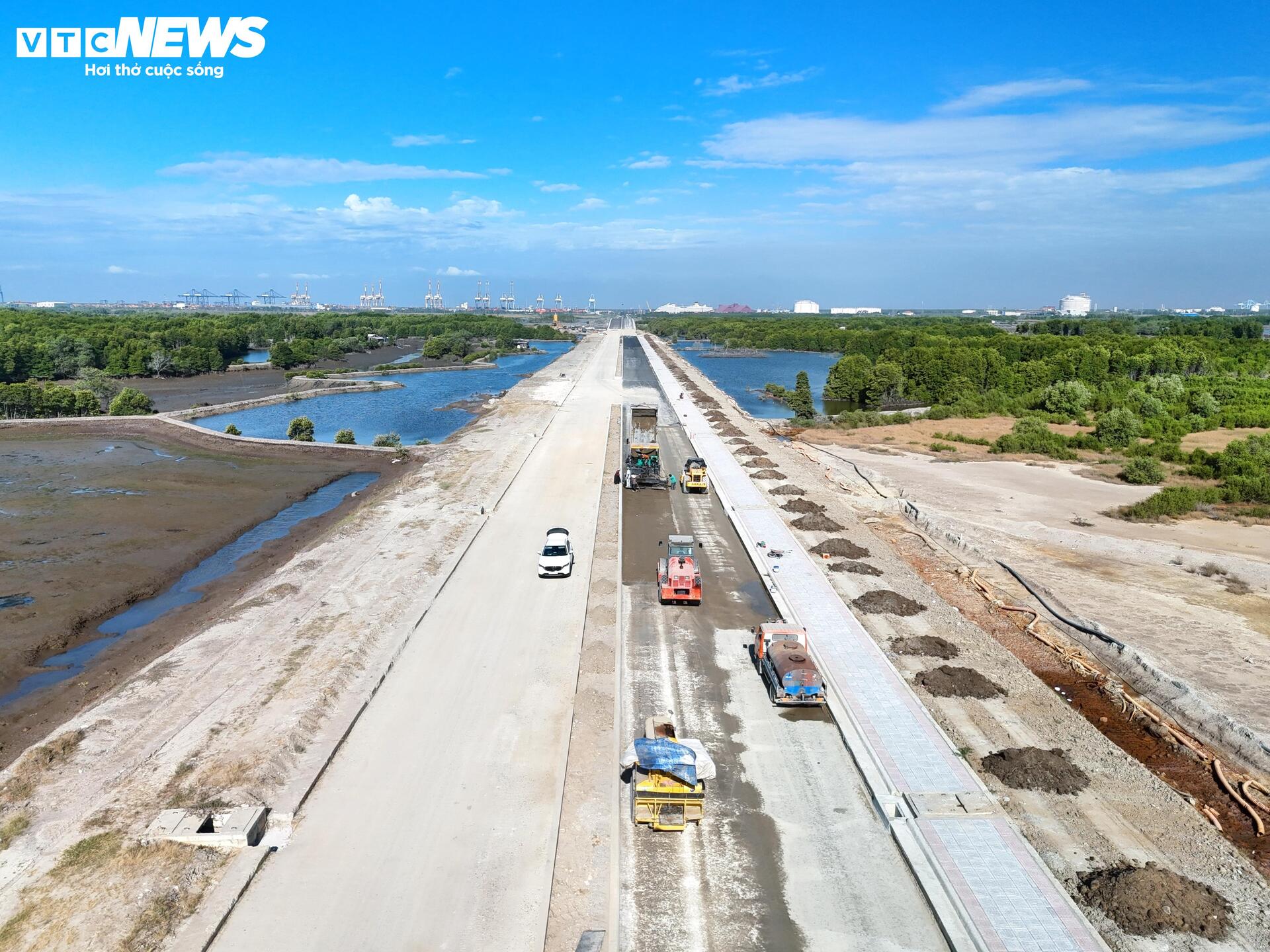 Hiện trạng đường nối siêu cảng Cái Mép với khu công nghiệp ở TP.HCM - Ảnh 1.