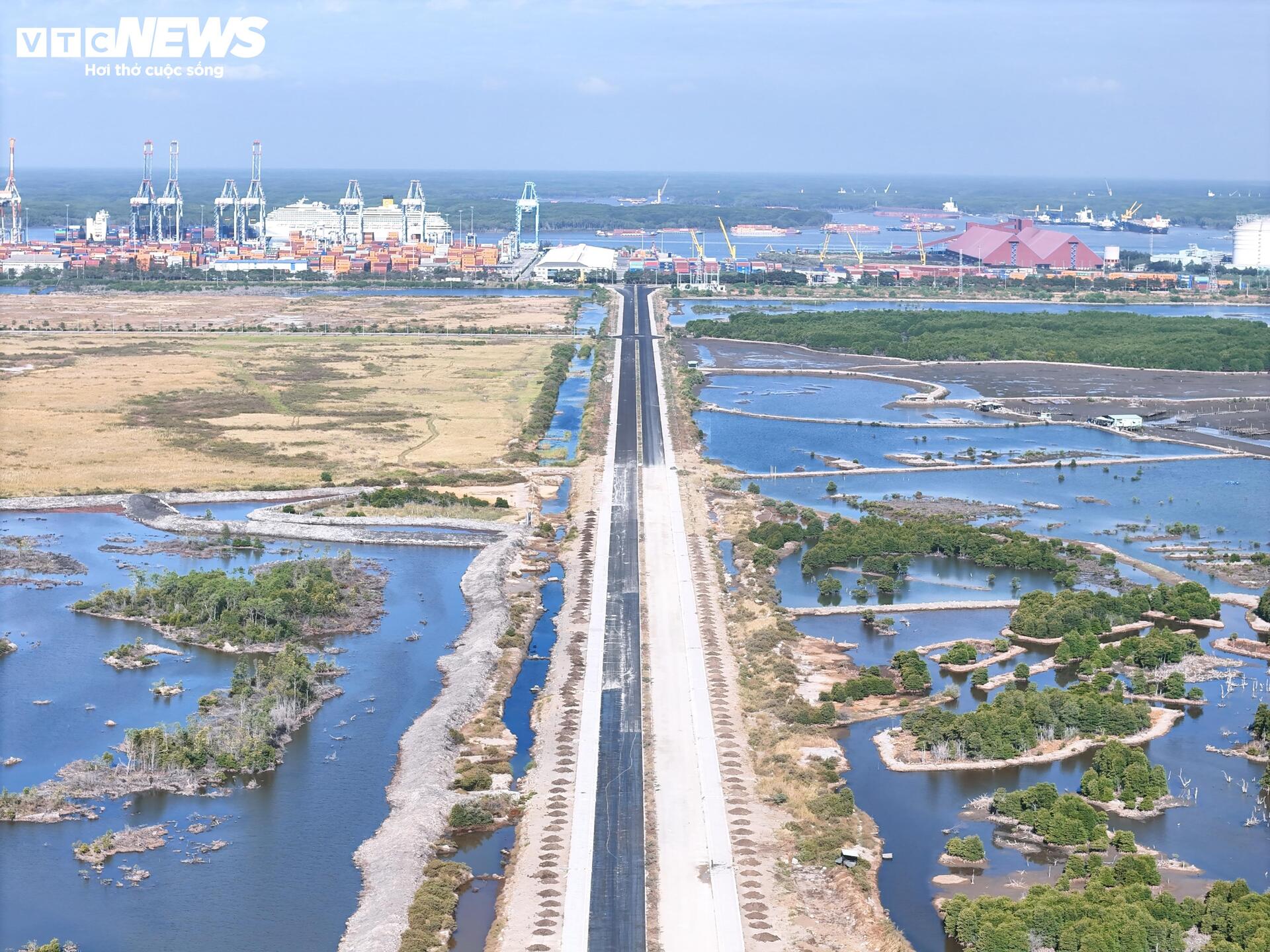 Hiện trạng đường nối siêu cảng Cái Mép với khu công nghiệp ở TP.HCM - Ảnh 3.