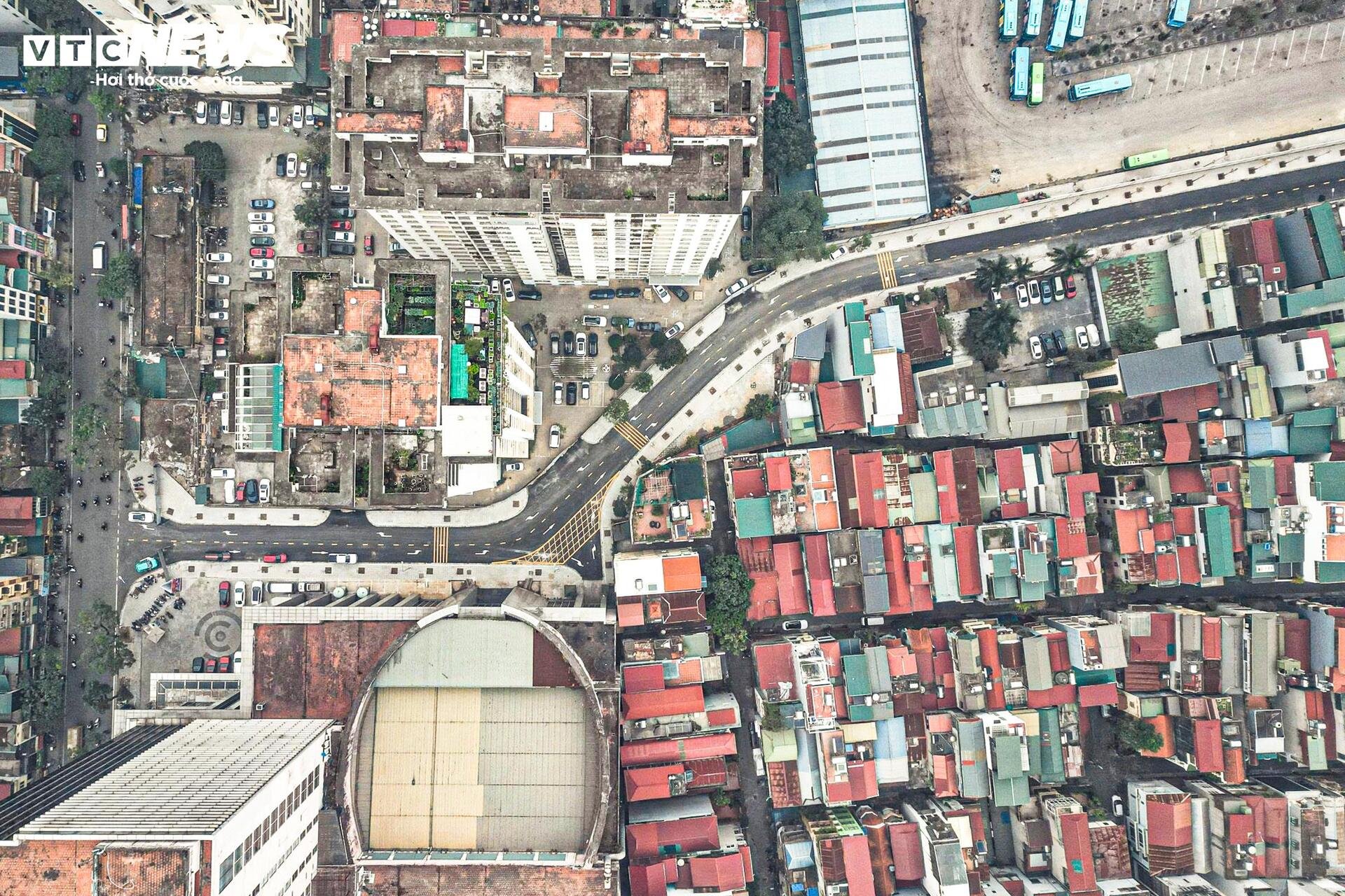 Toàn cảnh tuyến đường hơn 83 tỷ vừa thông xe kỹ thuật, lách giữa 2 tòa chung cư - 3