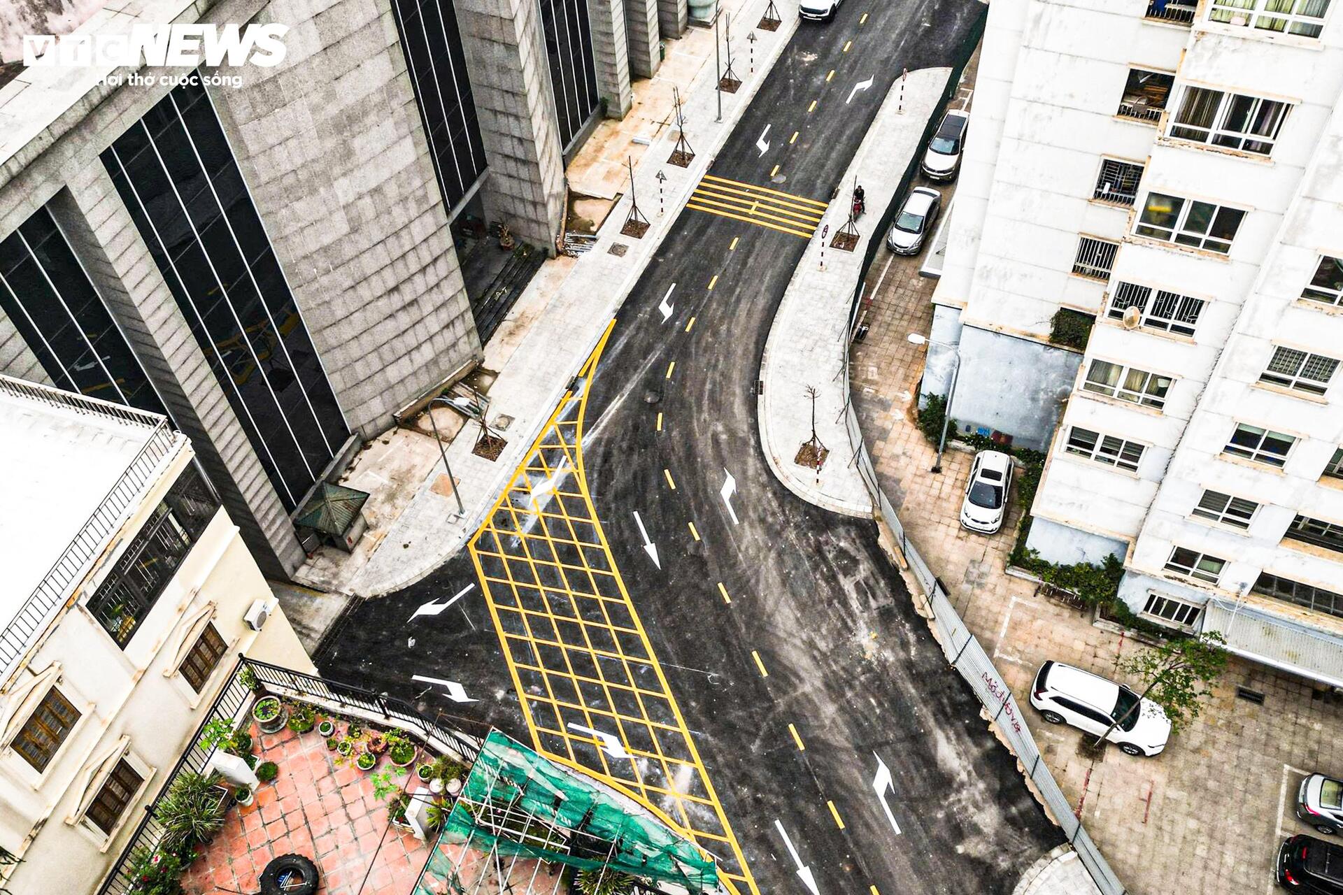 Toàn cảnh tuyến đường hơn 83 tỷ vừa thông xe kỹ thuật, lách giữa 2 tòa chung cư - 5