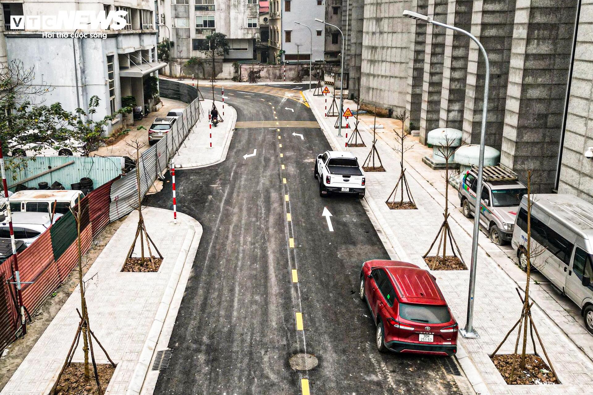 Toàn cảnh tuyến đường hơn 83 tỷ vừa thông xe kỹ thuật, lách giữa 2 tòa chung cư - 7