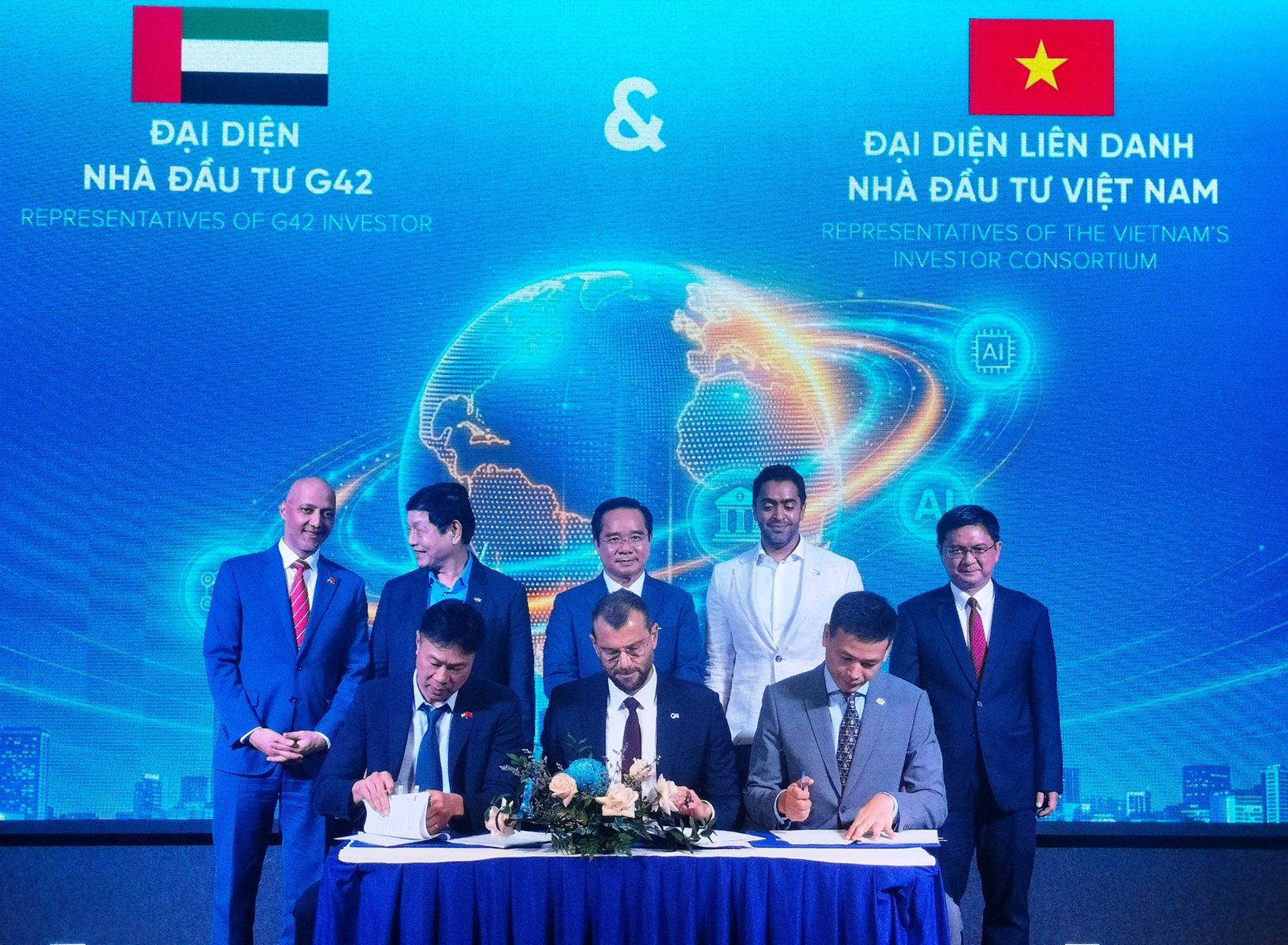 Đại diện G42 và liên danh các nhà đầu tư trong nước ký kết thủa thuận đầu tư cho dự án trung tâm dữ liệu 2 tỷ USD.