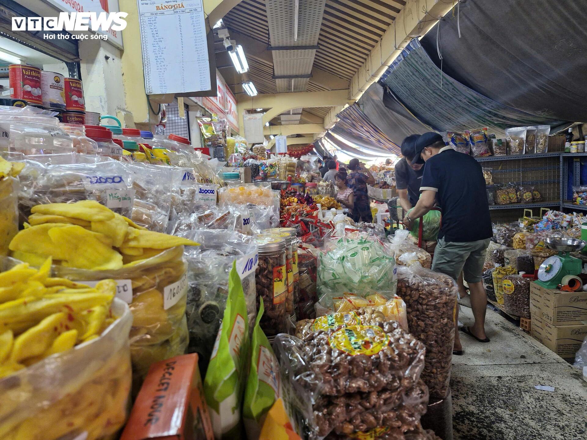 Người dân TP.HCM tất bật mua bánh mứt, tôm cá khô làm quà biếu Tết - 10