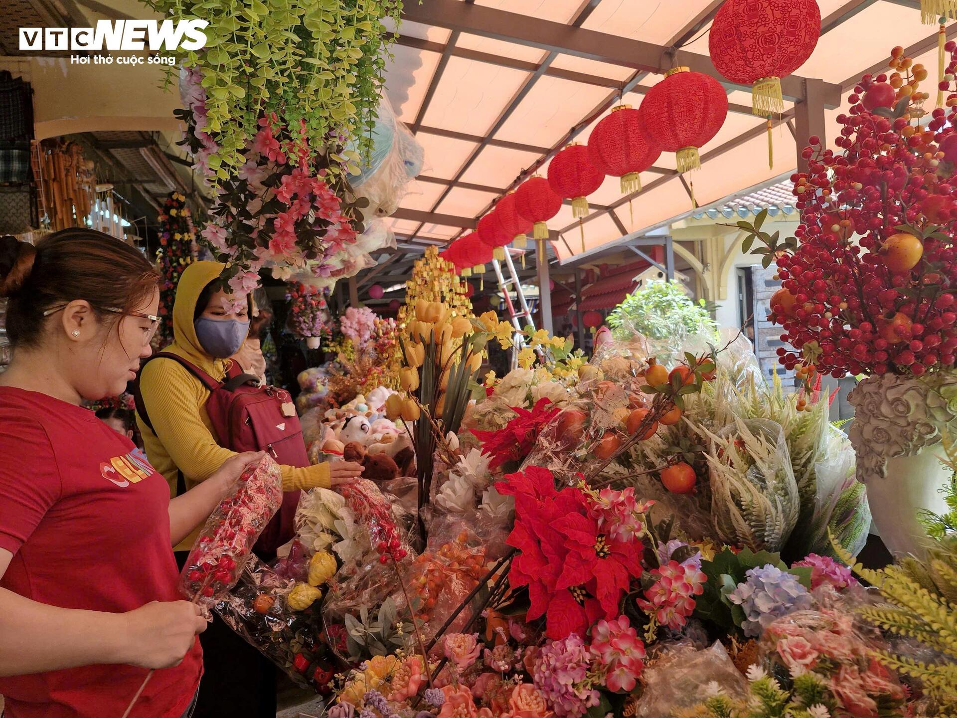 Người dân TP.HCM tất bật mua bánh mứt, tôm cá khô làm quà biếu Tết - 12