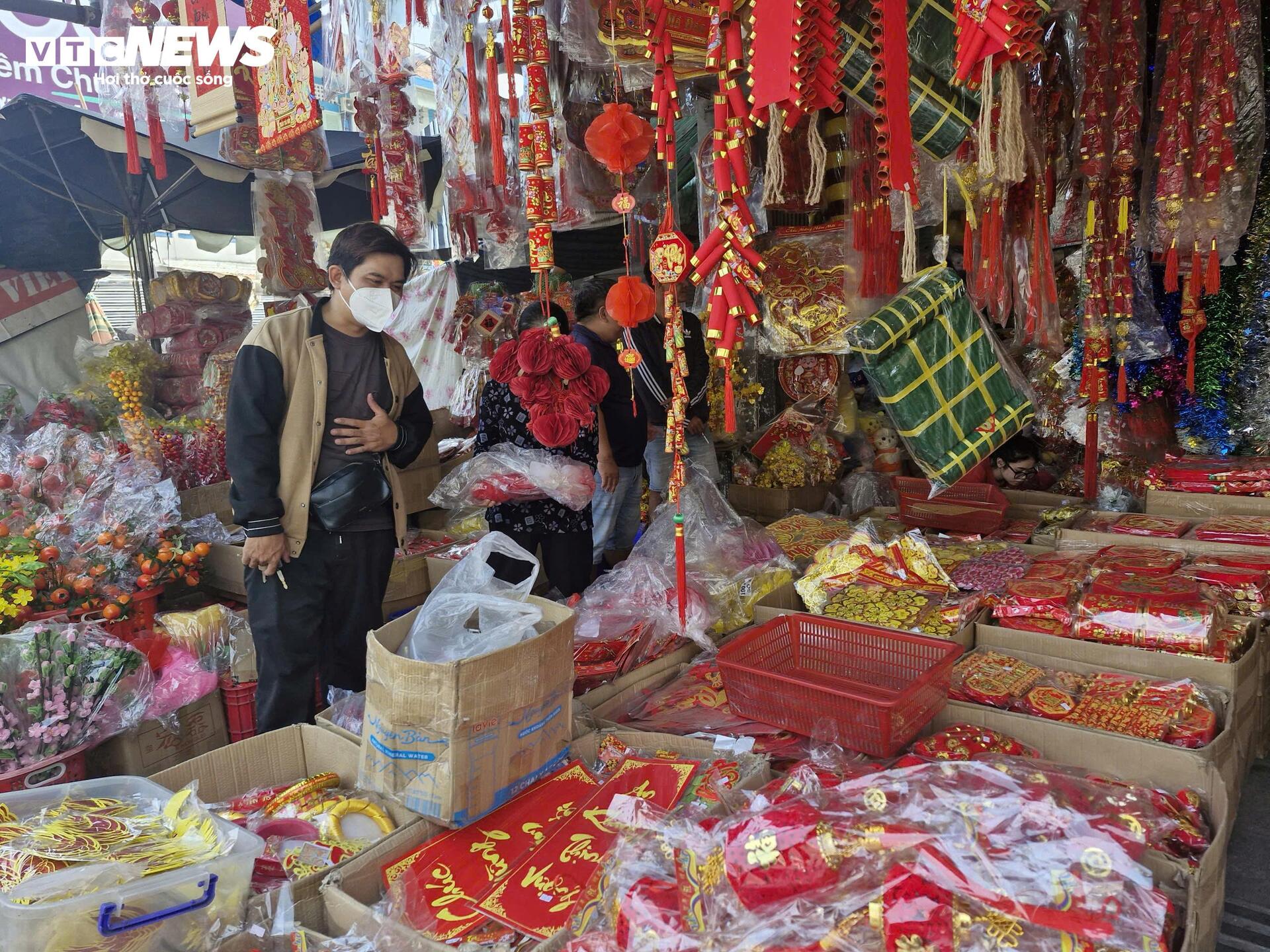 Người dân TP.HCM tất bật mua bánh mứt, tôm cá khô làm quà biếu Tết - 13