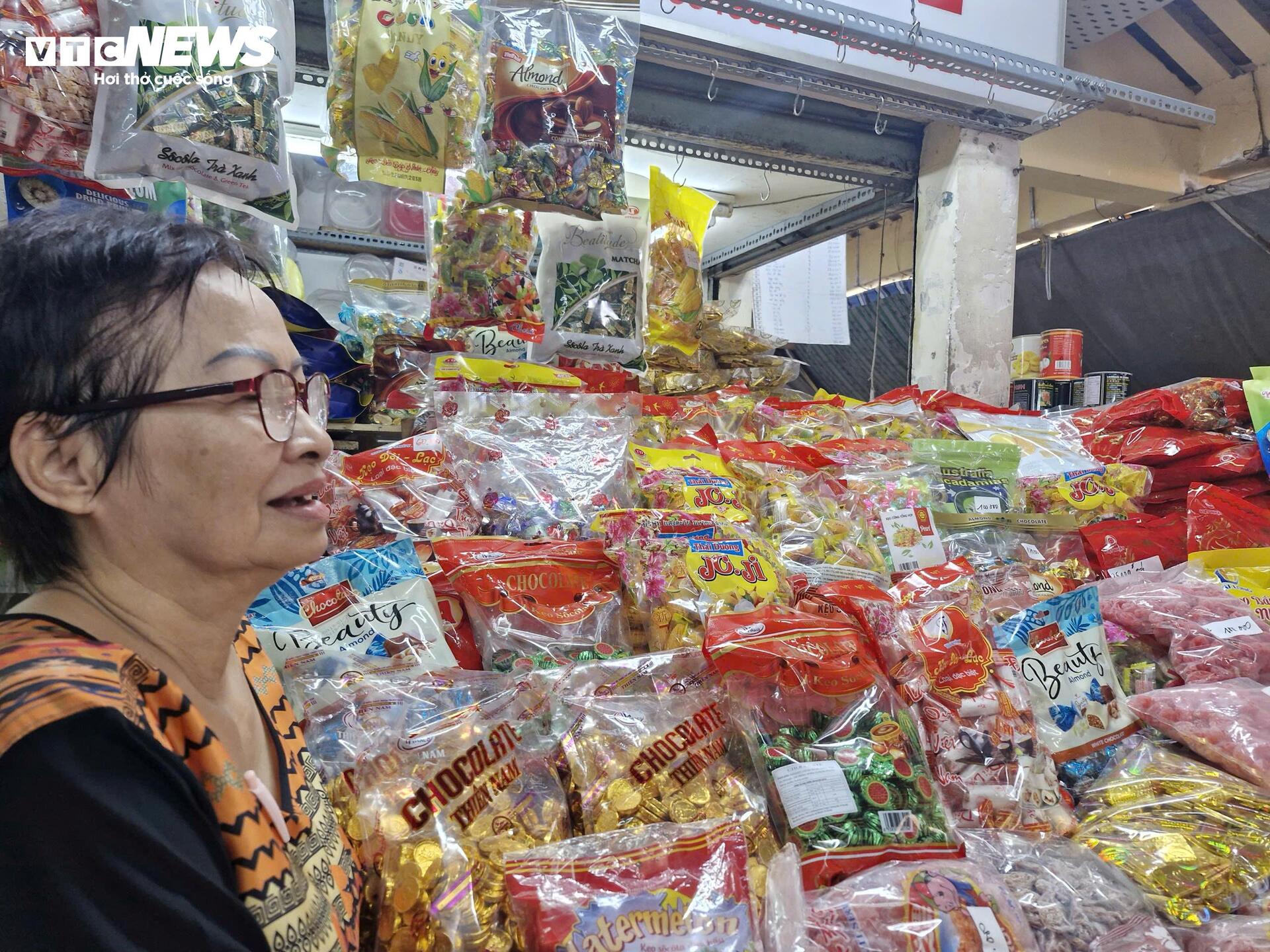 Người dân TP.HCM tất bật mua bánh mứt, tôm cá khô làm quà biếu Tết - 11