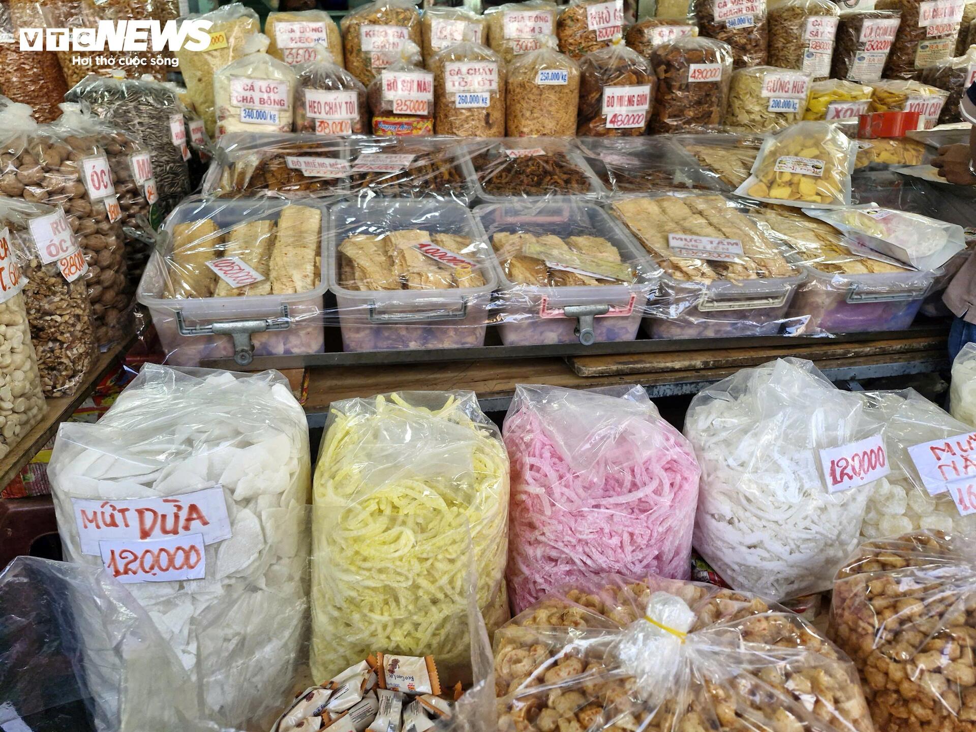 Người dân TP.HCM tất bật mua bánh mứt, tôm cá khô làm quà biếu Tết - 9