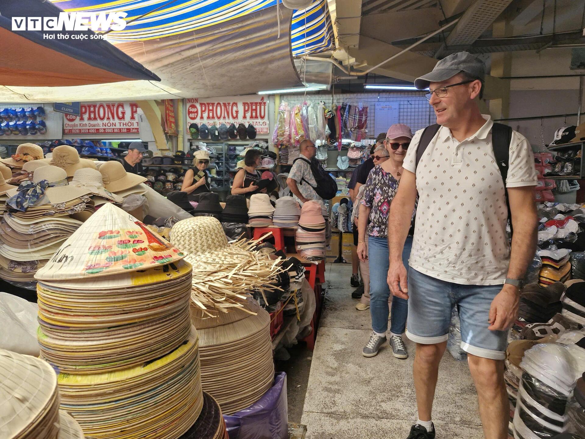 Người dân TP.HCM tất bật mua bánh mứt, tôm cá khô làm quà biếu Tết - 14